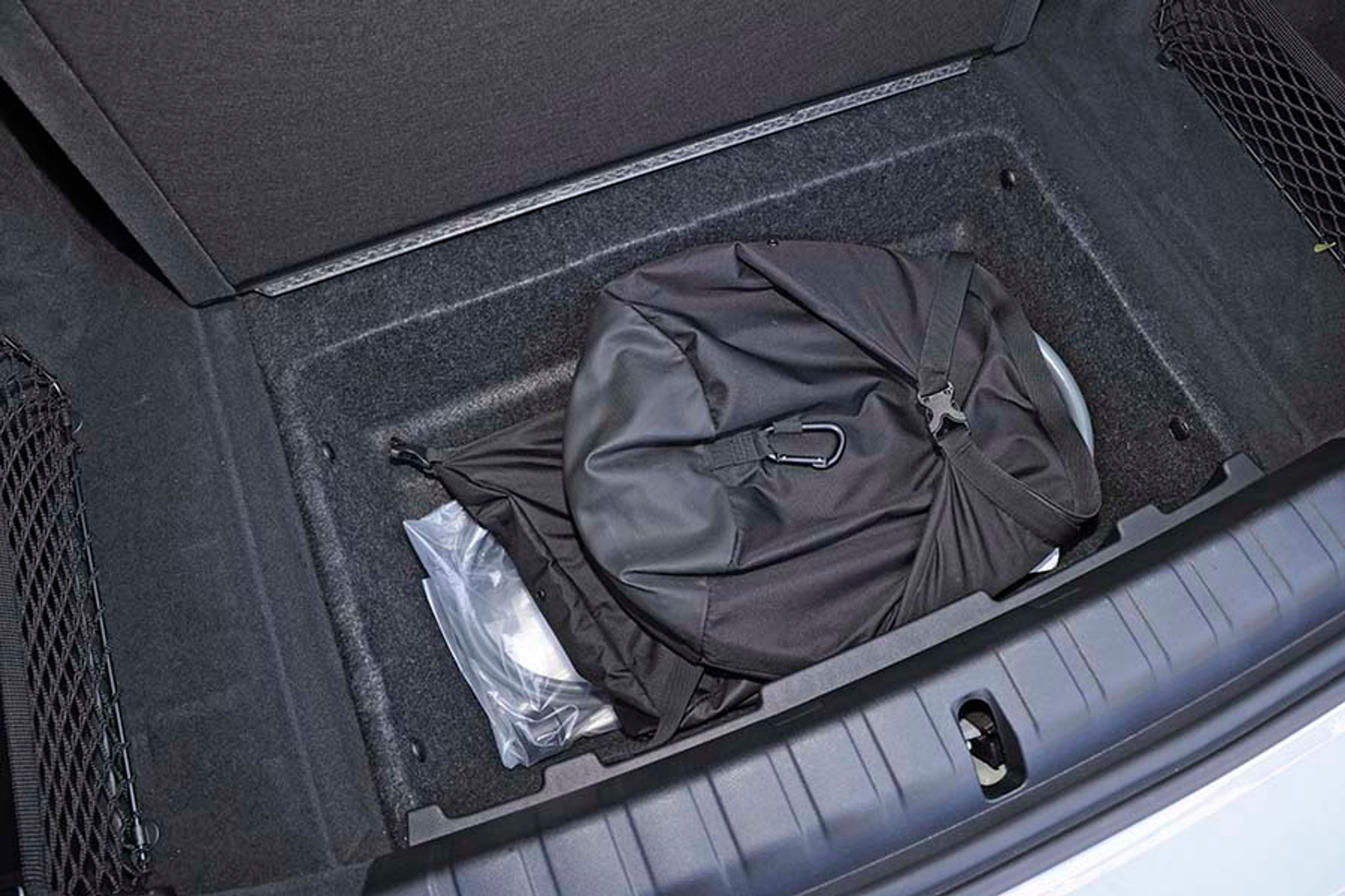 Der er ingen frunk i BMW i4, men en del af de 470 liter er dette dybe bagagerum, hvor der er plads til kabler. Fint til hverdag, hvor bagagerummet sjældent udnyttes, men ikke smart på ferieture.