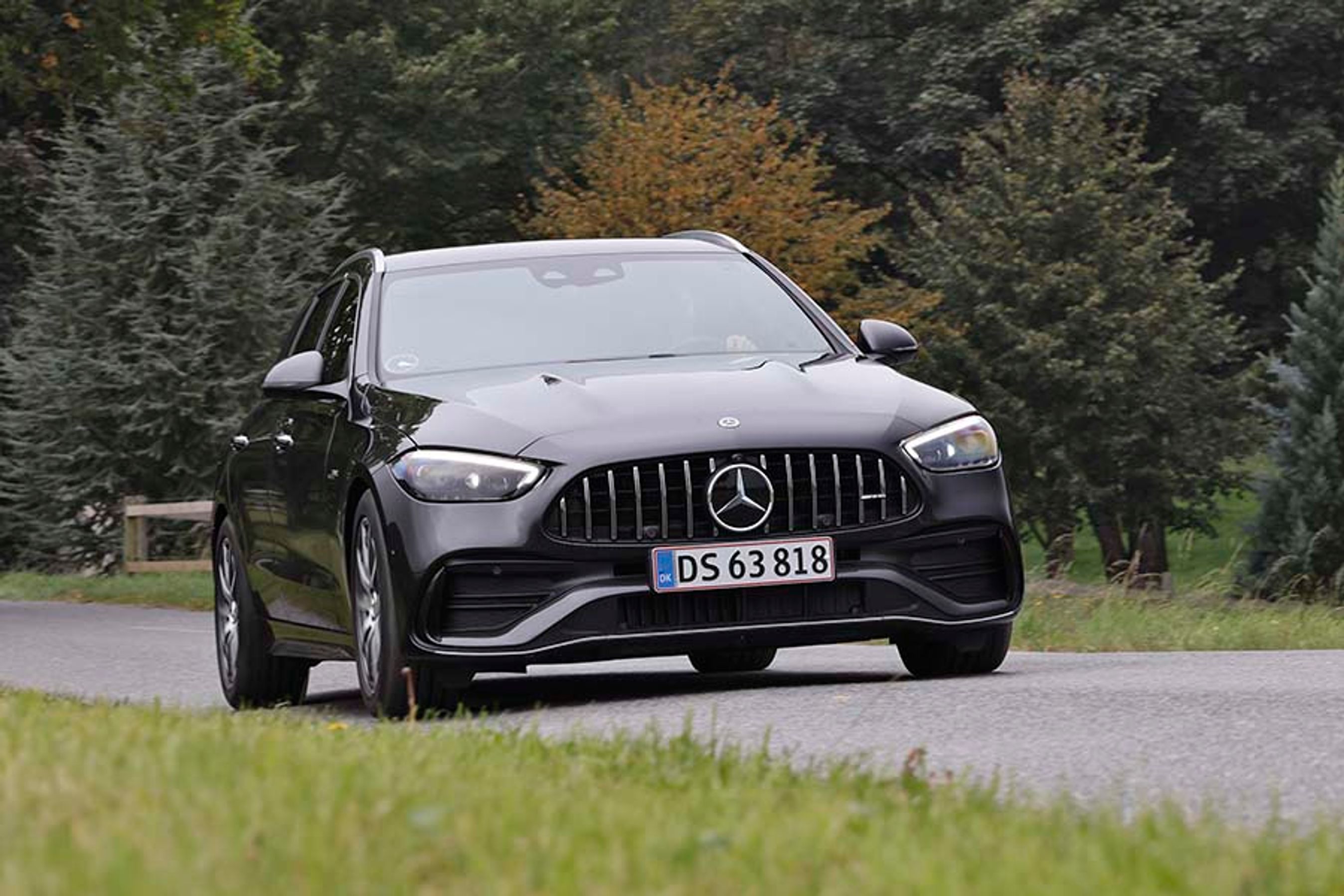 Mercedes-AMG er en separat serie af sportslige biler, der har fået sin egen front. Her er det C 43 AMG, vi har haft til test.