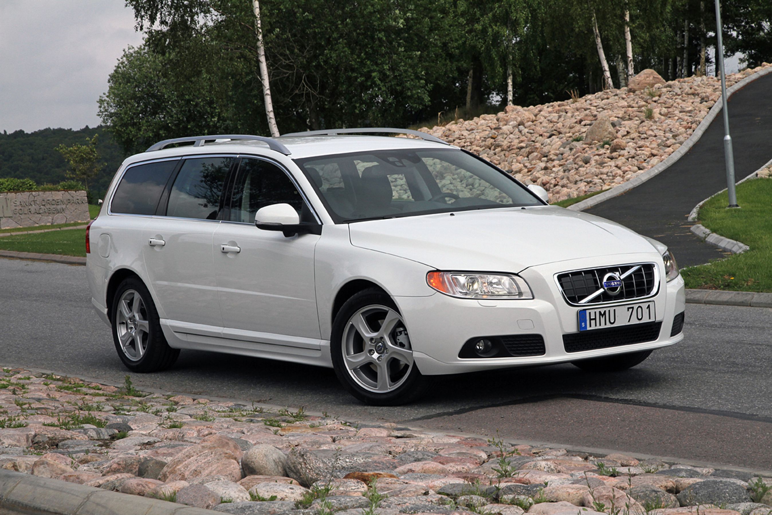 Volvo V70 er især faceliftet indvendigt med nyt betjeningssystem, multiskærm og avanceret sikkerhed.