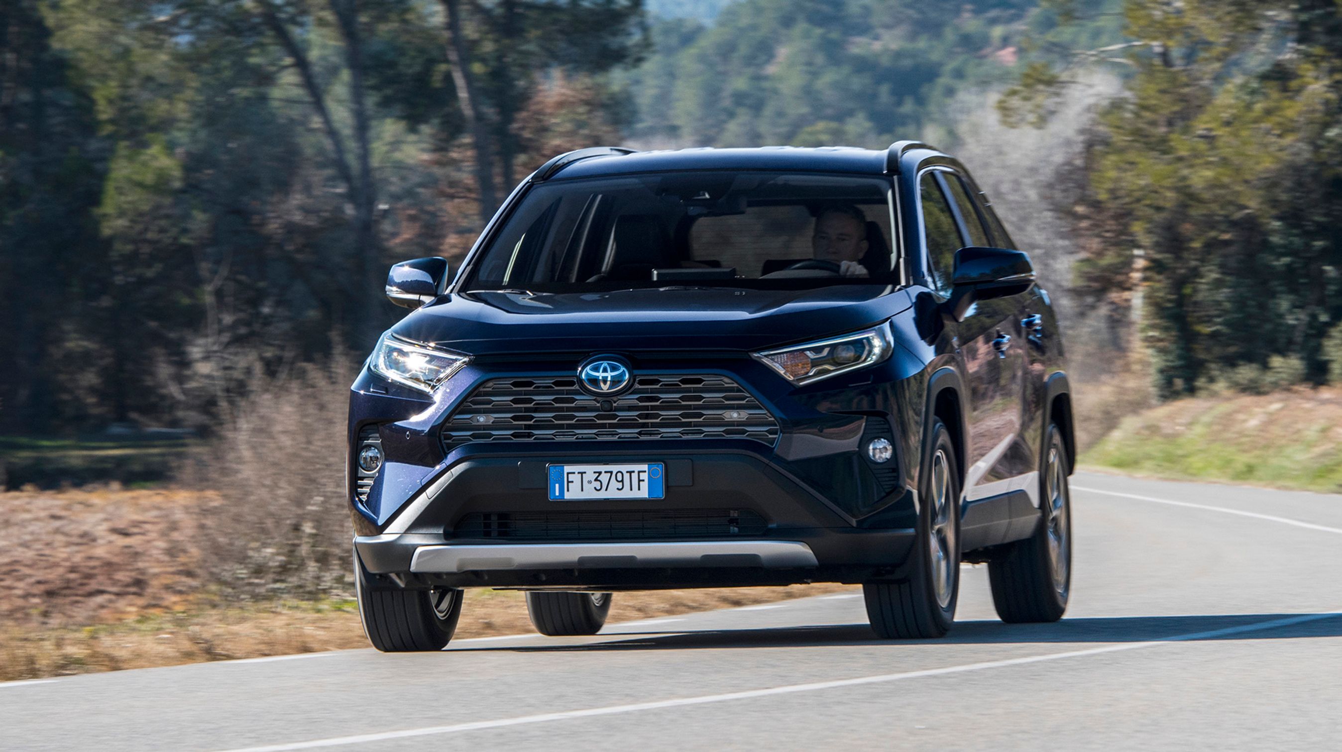 Den nye RAV4 har fået et ret kantet design, bl.a. ved hjulskærmene der minder om Jeeps. Om man kan lide det, er jo en smagssag, men bilen har i hvert fald mere karakter end før.