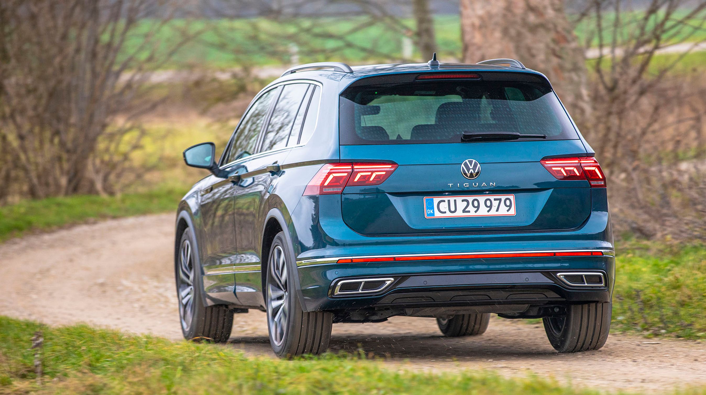 Bagtil er der to kunstige udstødningsrør, som blot er til pynt. Navnet TIGUAN er skrevet på tværs af bagklappen, og det gør det let at genkende denne faceliftede udgave. LED-baglygter er standard.