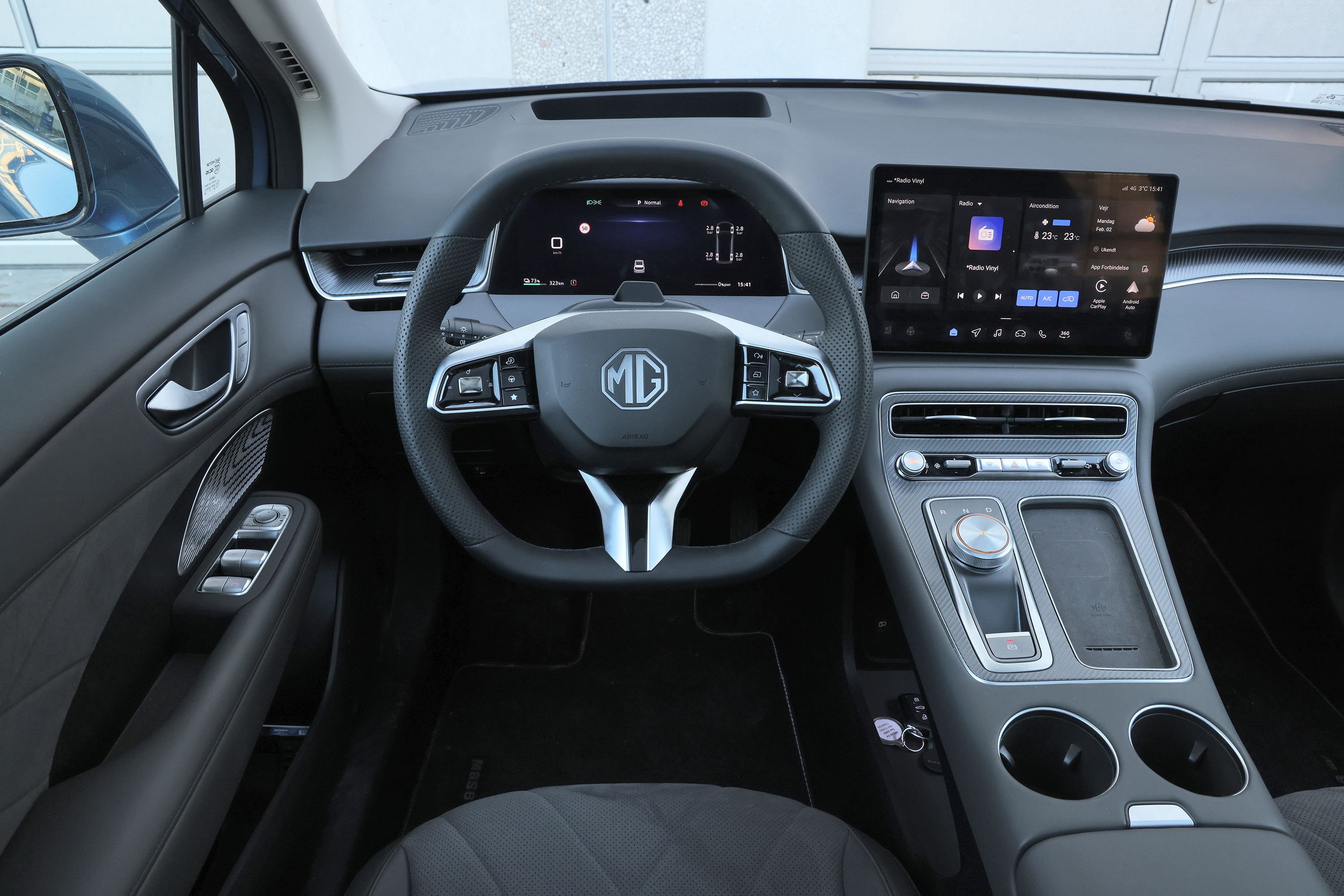 Interiøret i en MGS6 hvor du kan se luksuriøse materialer og skærme. 