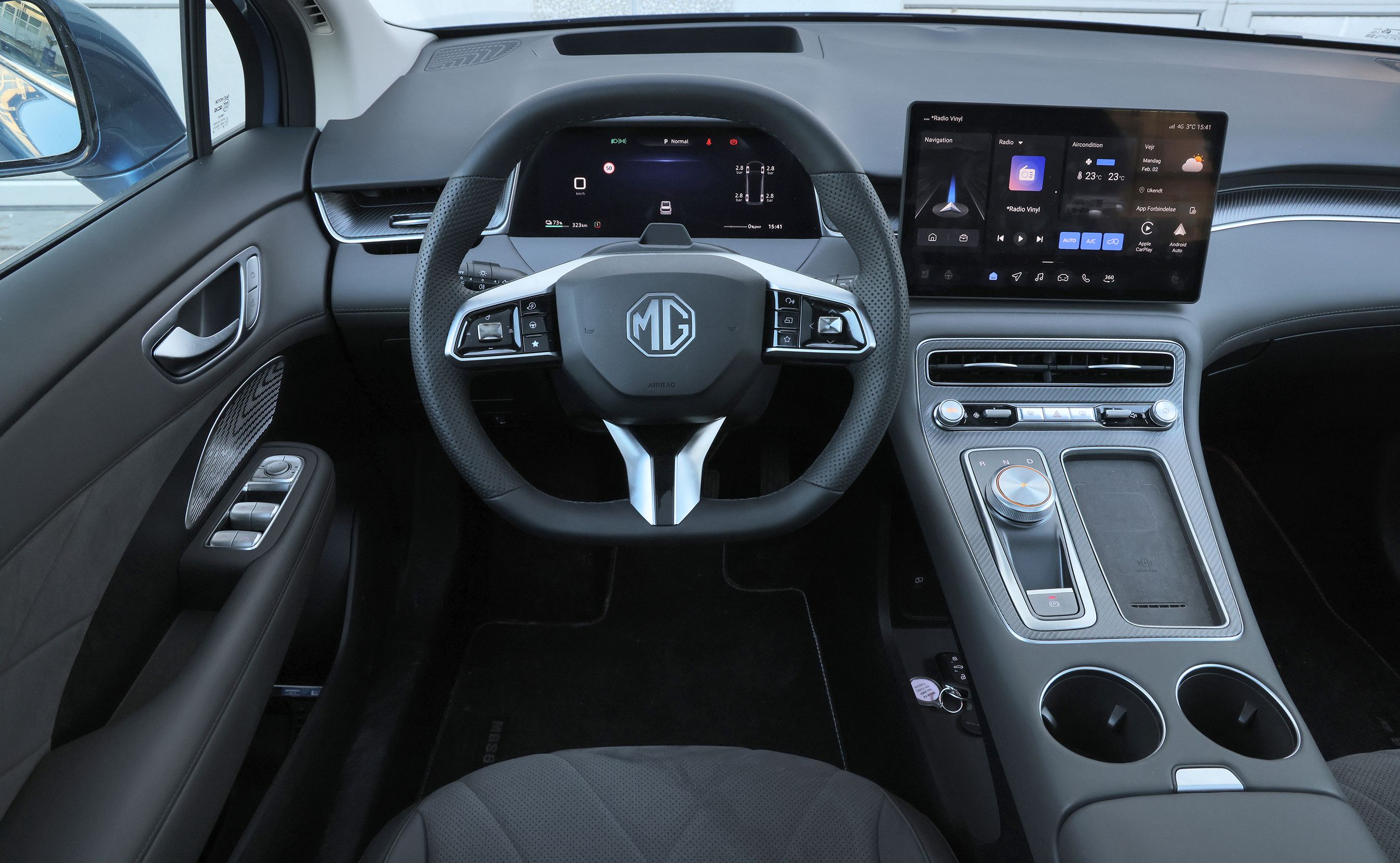 Interiøret i en MGS6 hvor du kan se luksuriøse materialer og skærme.