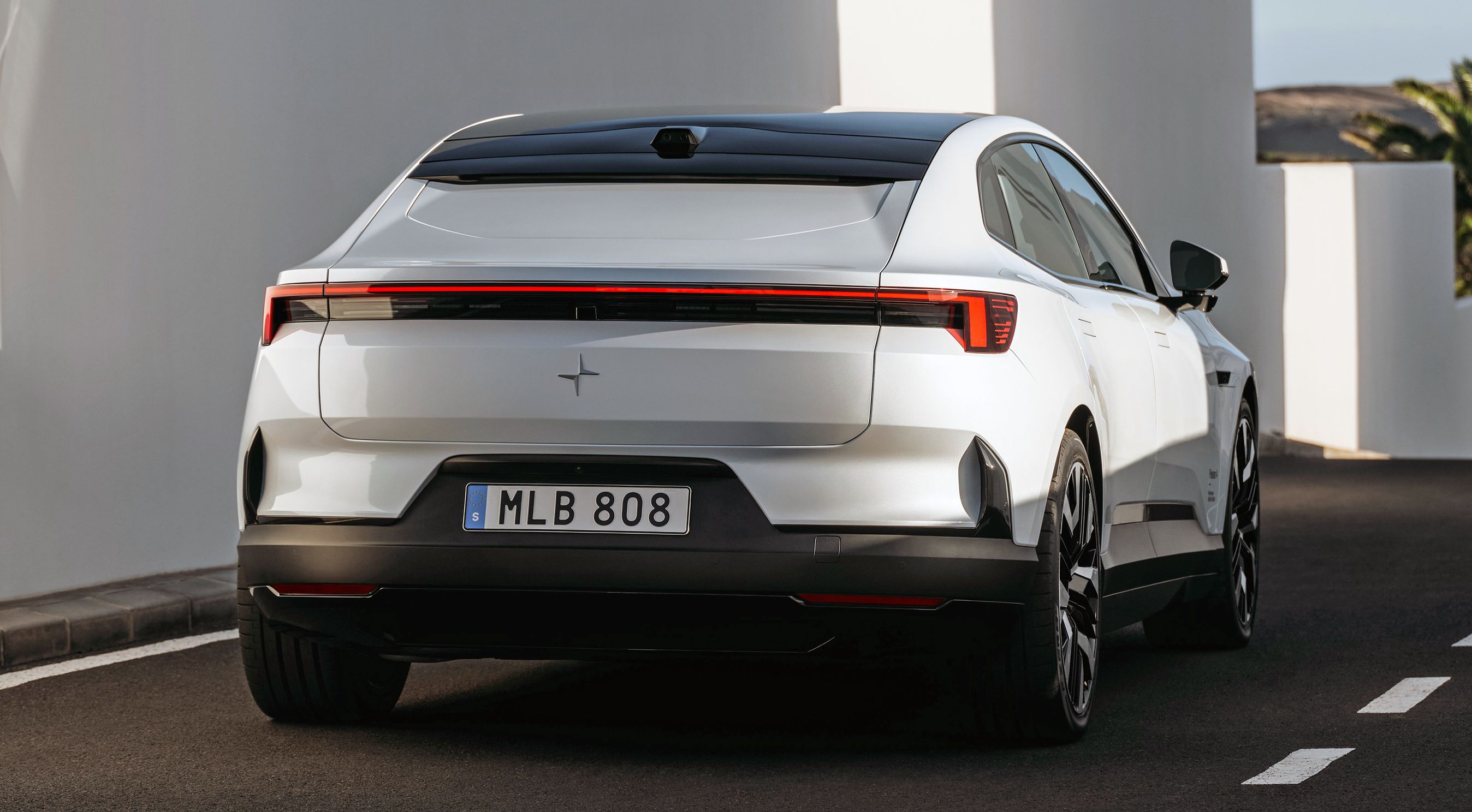 Hvid Polestar 4 Coupé bagfra.