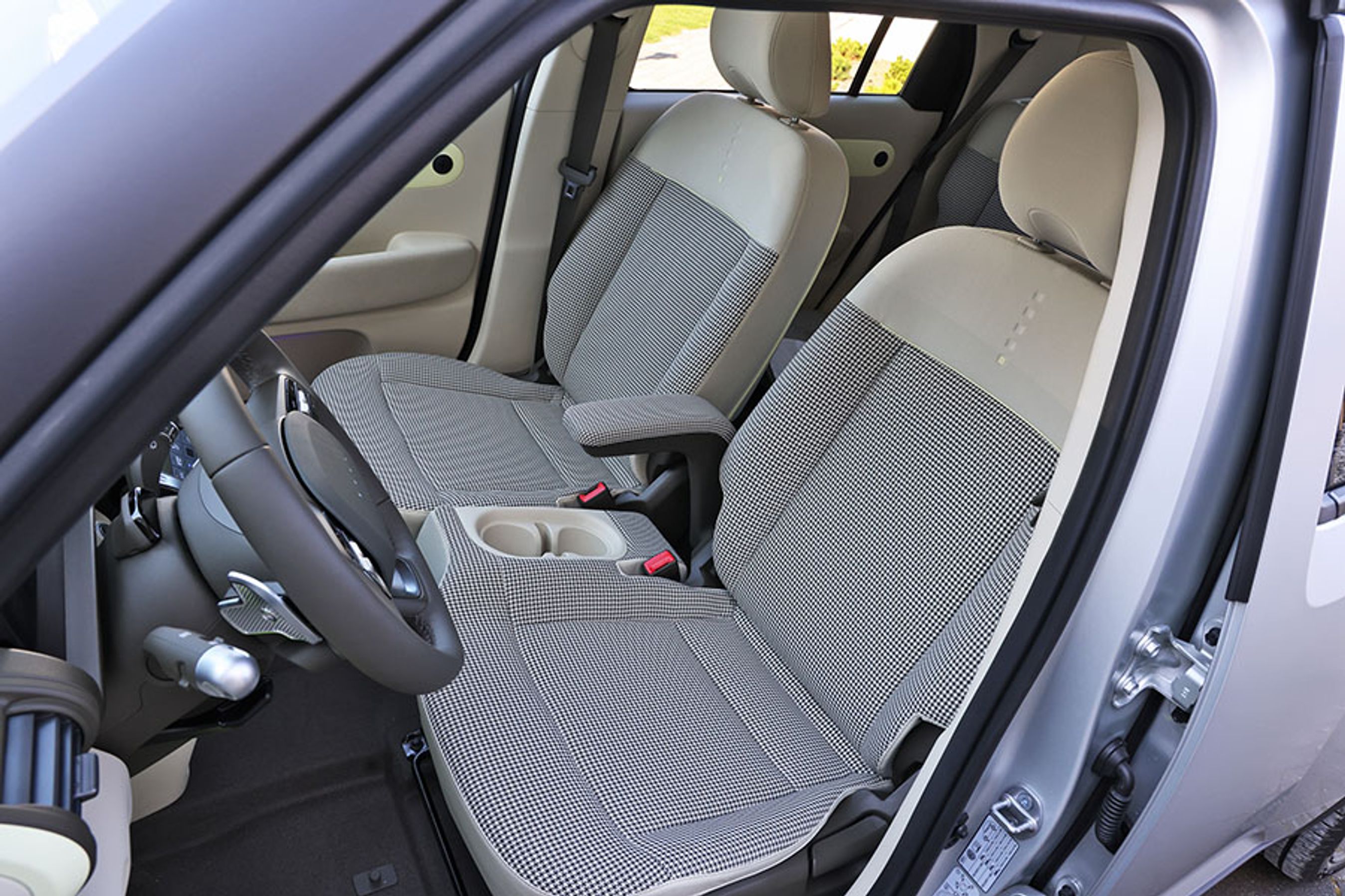 Inster er så smal, at kopholderne er integreret i førersædet. Samtidig er sæderne placeret helt op ad hinanden, så de ligner en bænk. Det er dog to sæder, der kan længdeforskydes individuelt. 