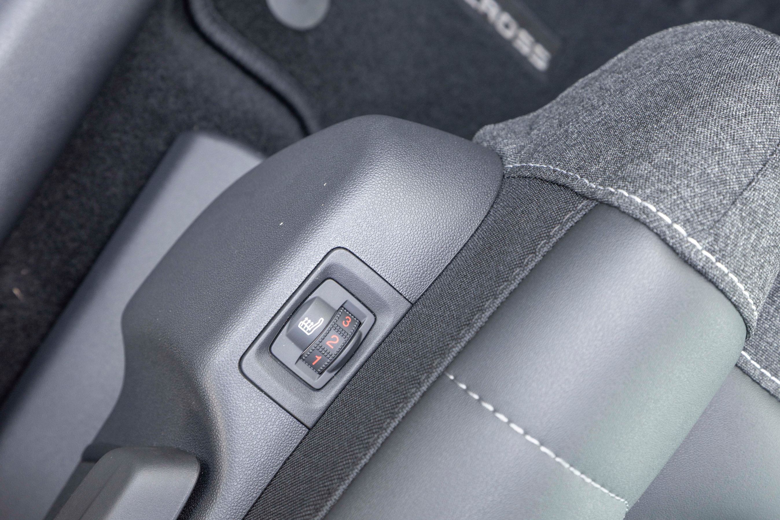Der er få knapper i midterkonsollen bl.a. fordi knappen til sædevarmen sidder på siden af sædet. Det er uheldigt fordi det er en fysisk drejeknap, så den slukker ikke automatisk, og det er svært at se, når du kører.