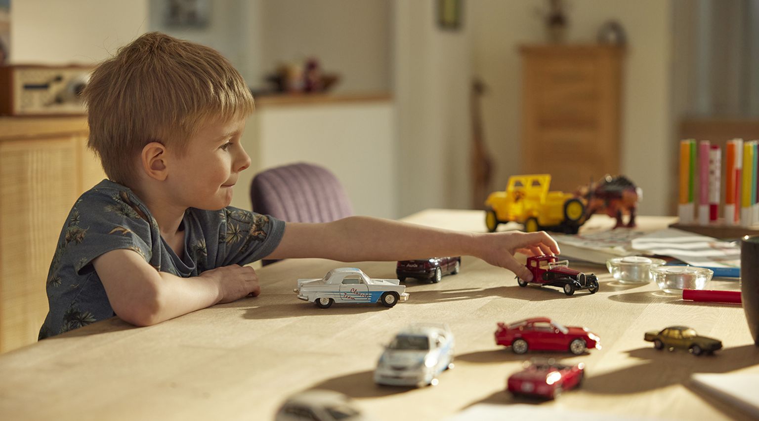 Dreng leger med biler hjemme i sin stue - FDM Bilforsikring