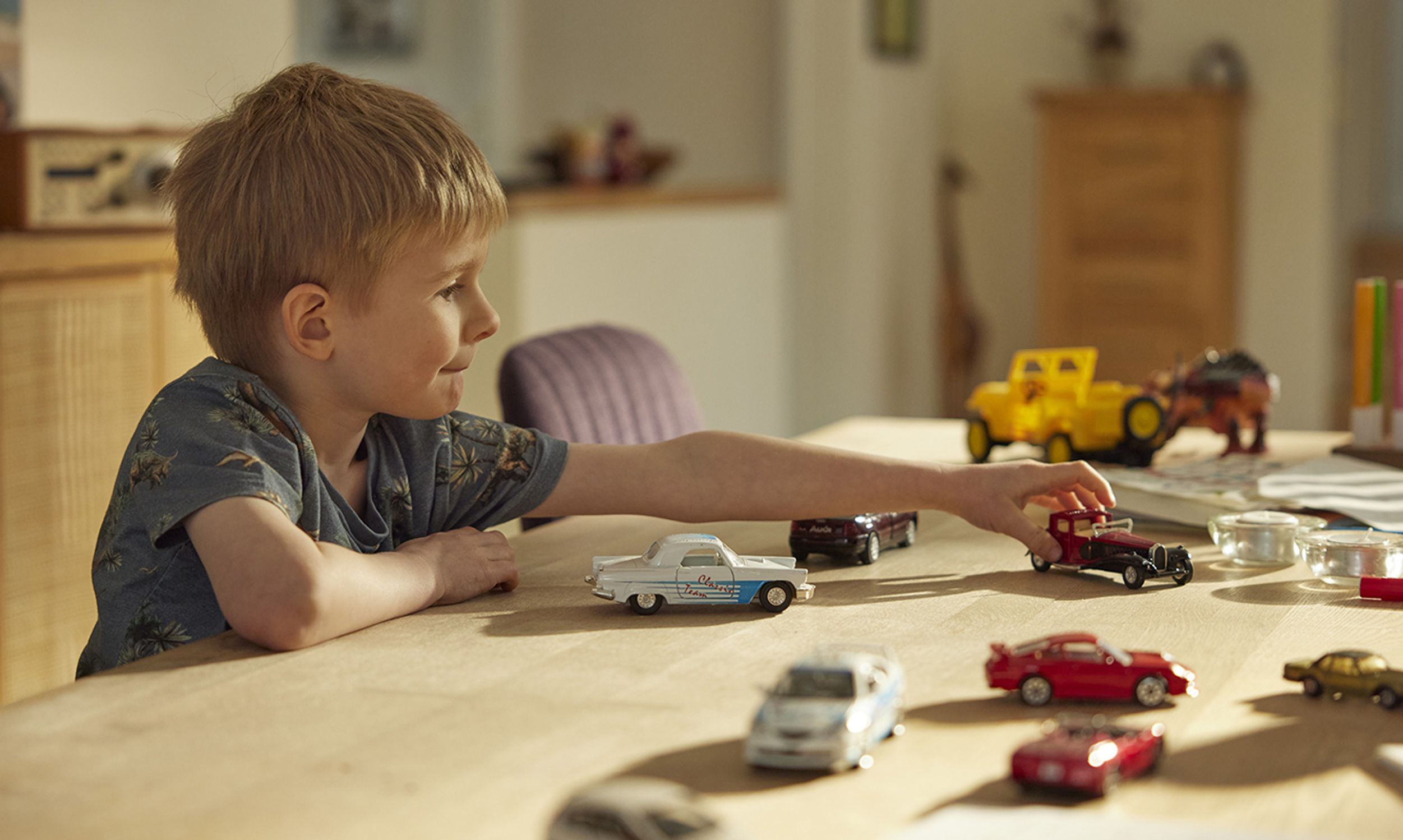 Dreng leger med biler hjemme i sin stue - FDM Bilforsikring