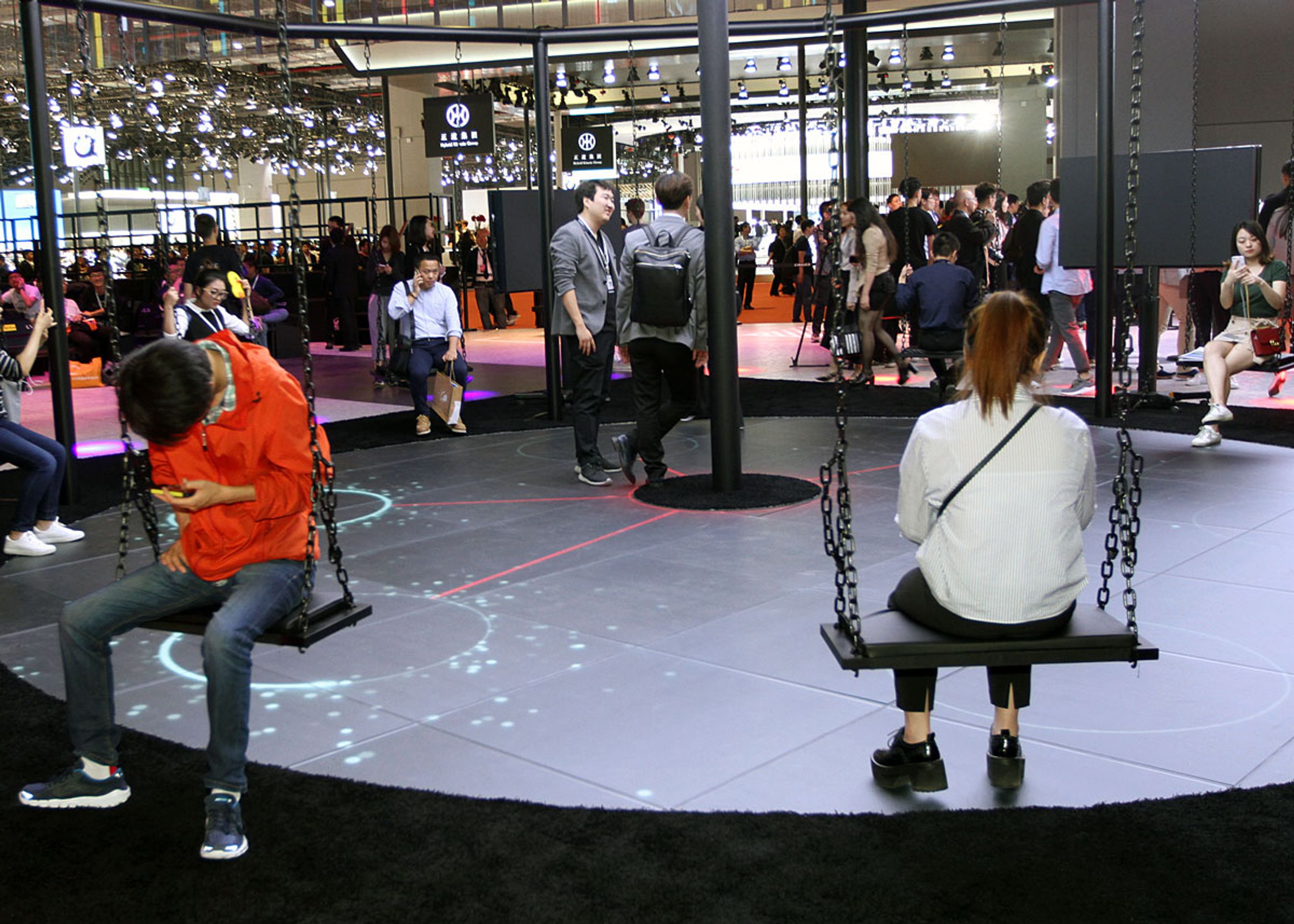 Lynk & Co gør alt for at understrege, at man er anderledes. På standen var der kun tre biler, men bl.a. en kæmpe legeplads med gynger. Fotos: Torben Arent