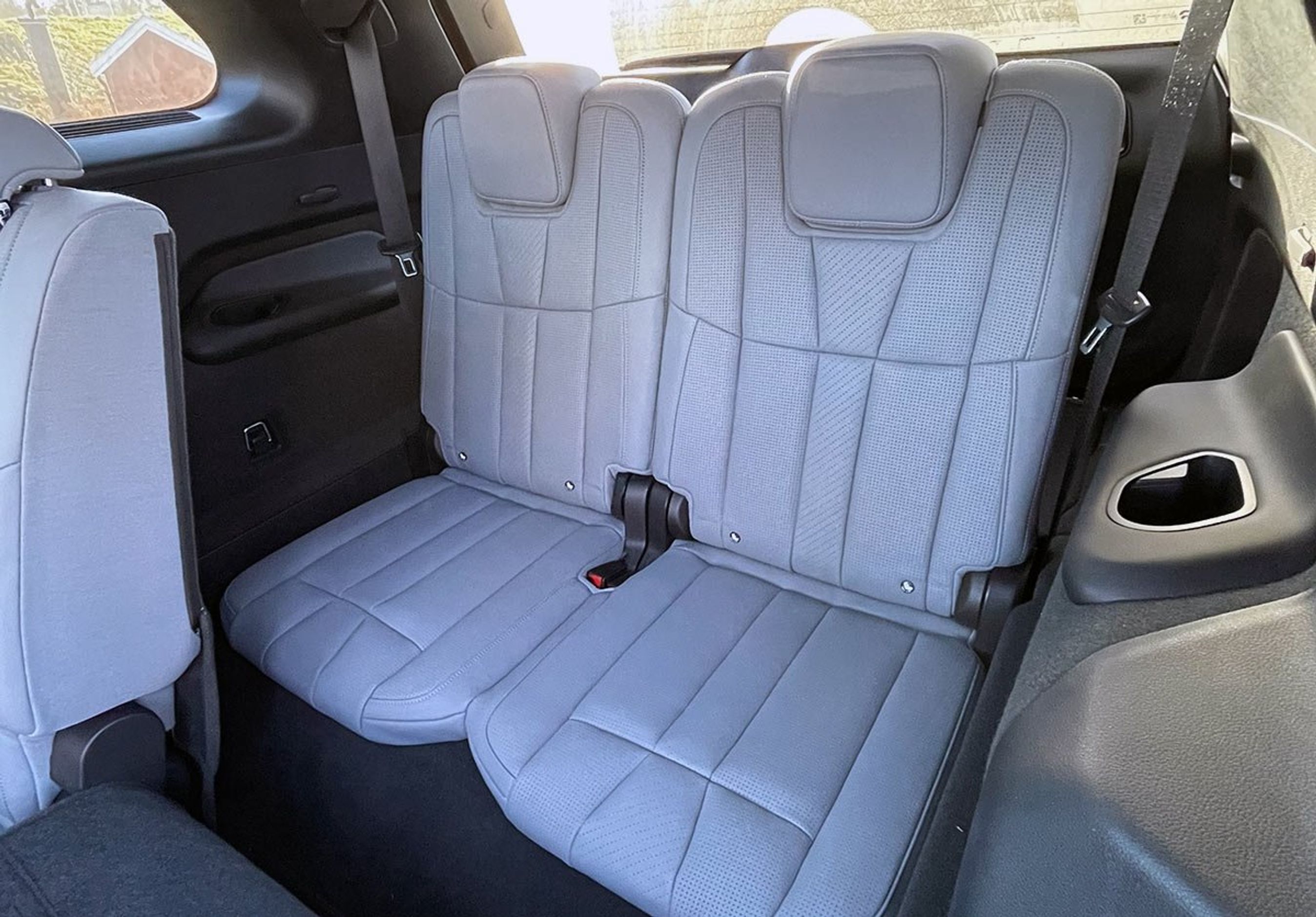 Ved tredje række er der to klapsæder, som med lidt god vilje og på kortere ture kan bruges af voksne.