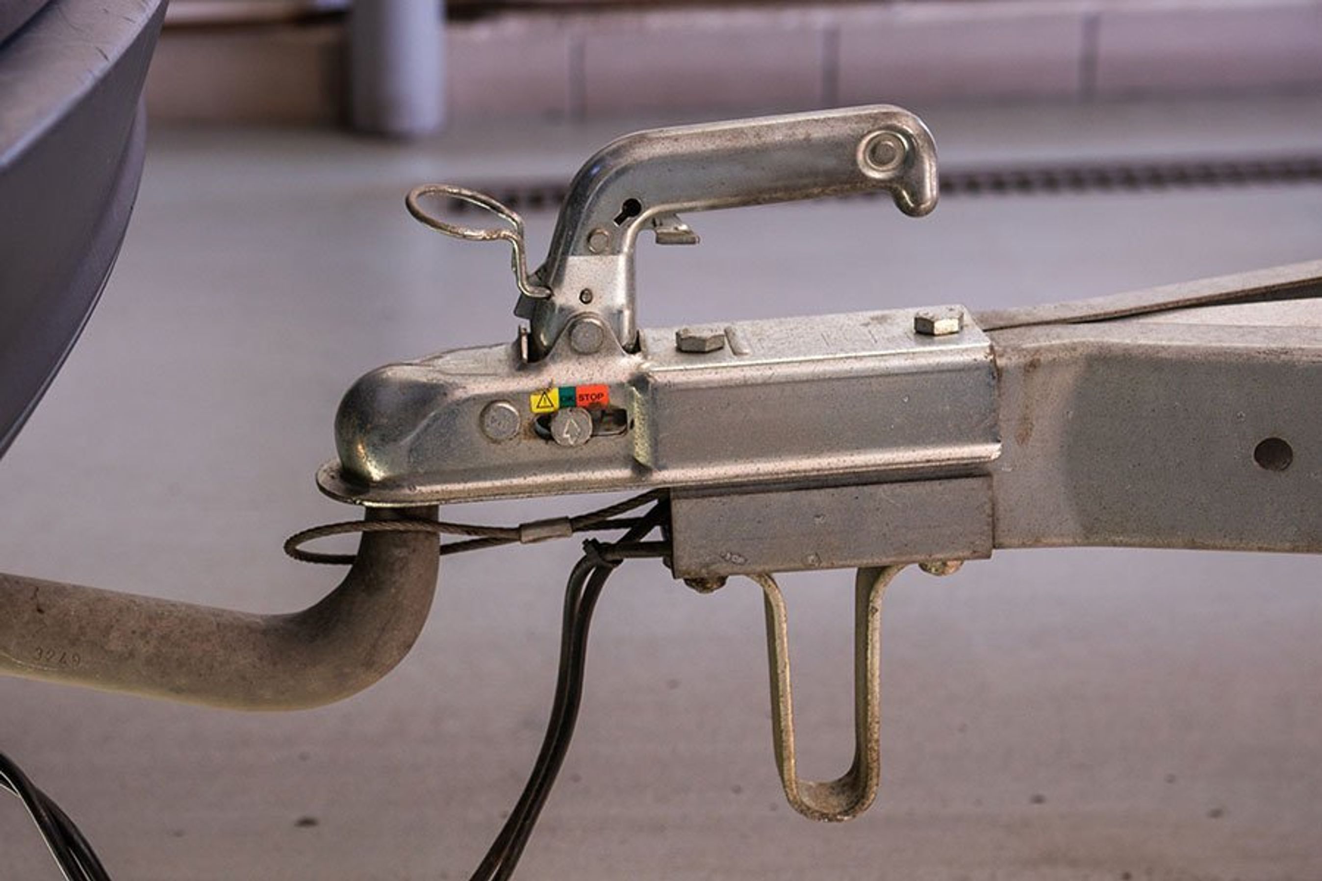 Sikkerhedswire monteret ulovligt ved at hænge på anhængertrækket