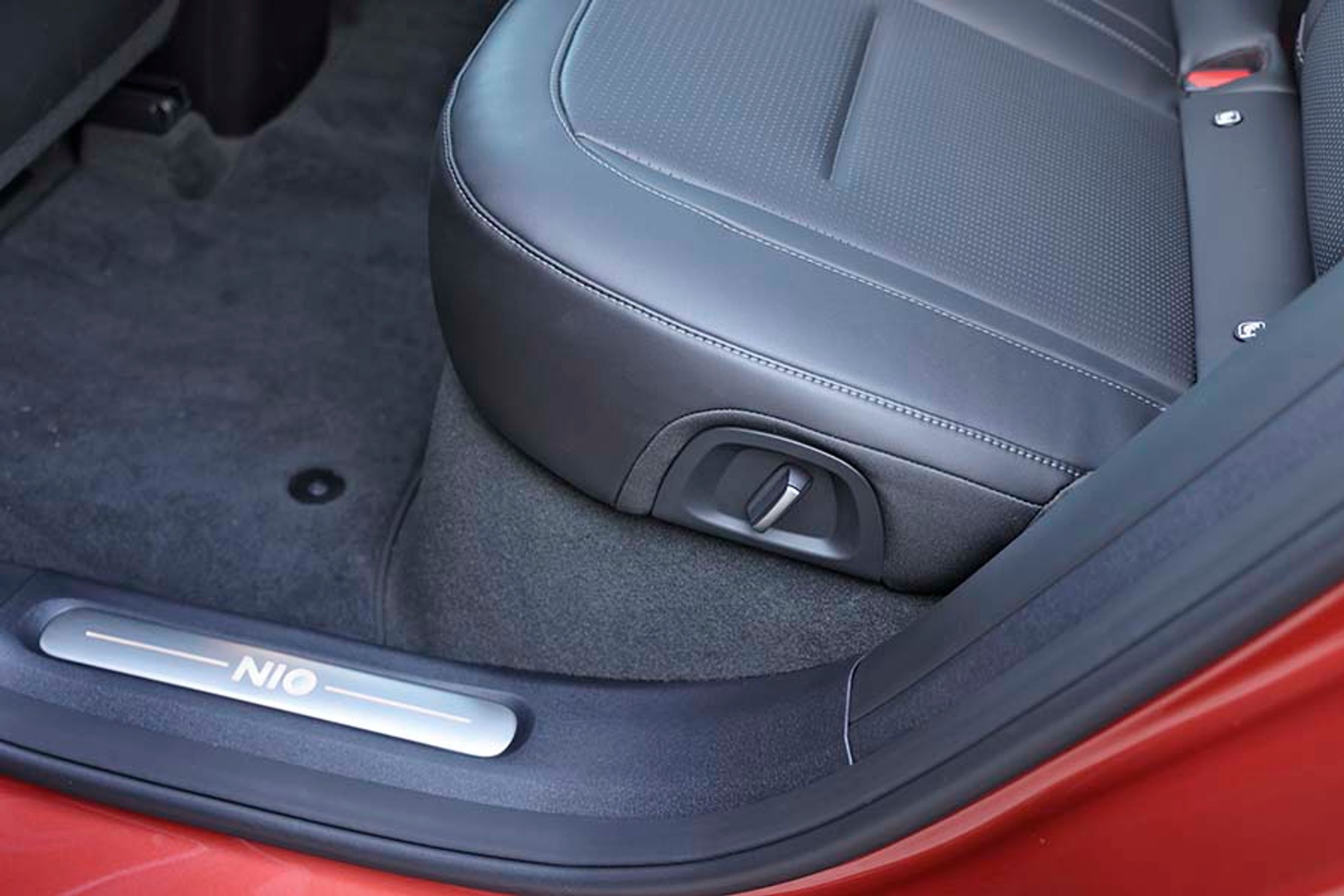 Også på bagsædet er der elbetjening af bagsædets ryglænshældning. Der er plant gulv foran bagsædet, hvilket giver en god pladsfornemmelse.