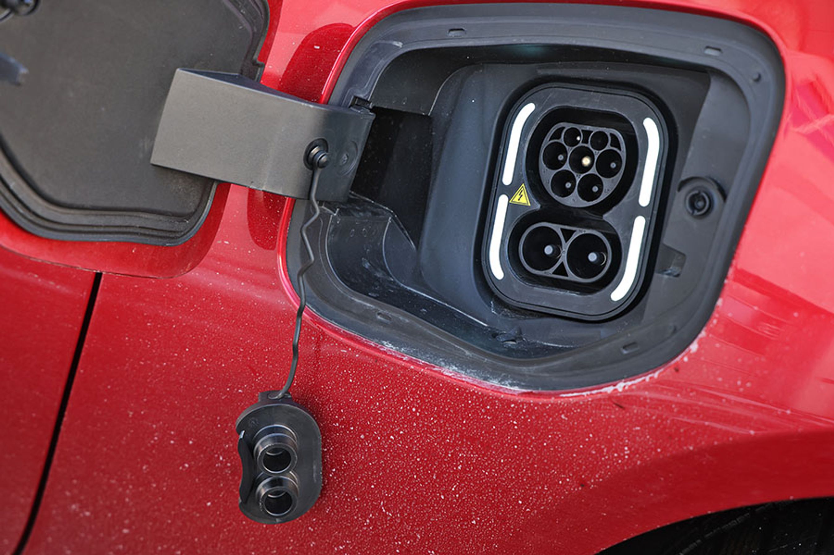 Cyberster kan lades med op til 144 kW og klarer ifølge MG en opladning fra 10 til 80 pct. på 38 minutter. Hjemme lader den med 11 kW, så bilen kan lades fra 0-100 pct. på syv timer.