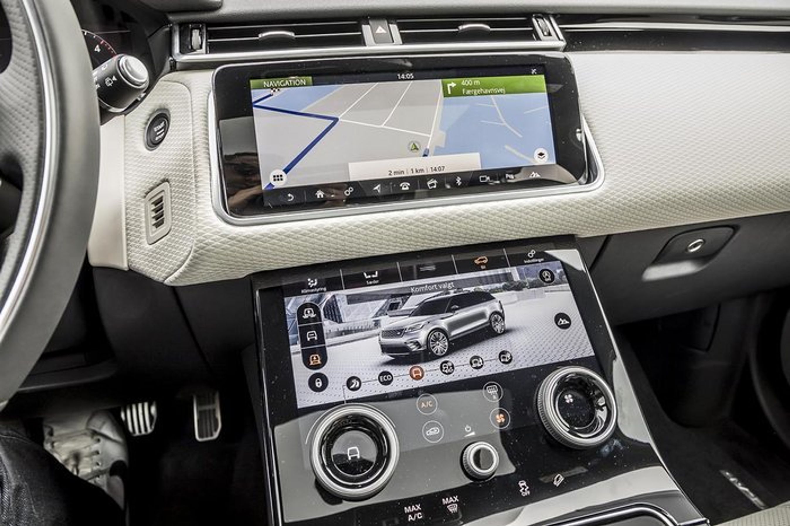 De to midterskærme er trykfølsomme og kommer på de større Range Rover-modeller i modelår 2018. Opløsningen er høj, skærmkvaliteten markant bedre end tidligere, og de giver Velar et moderne touch.