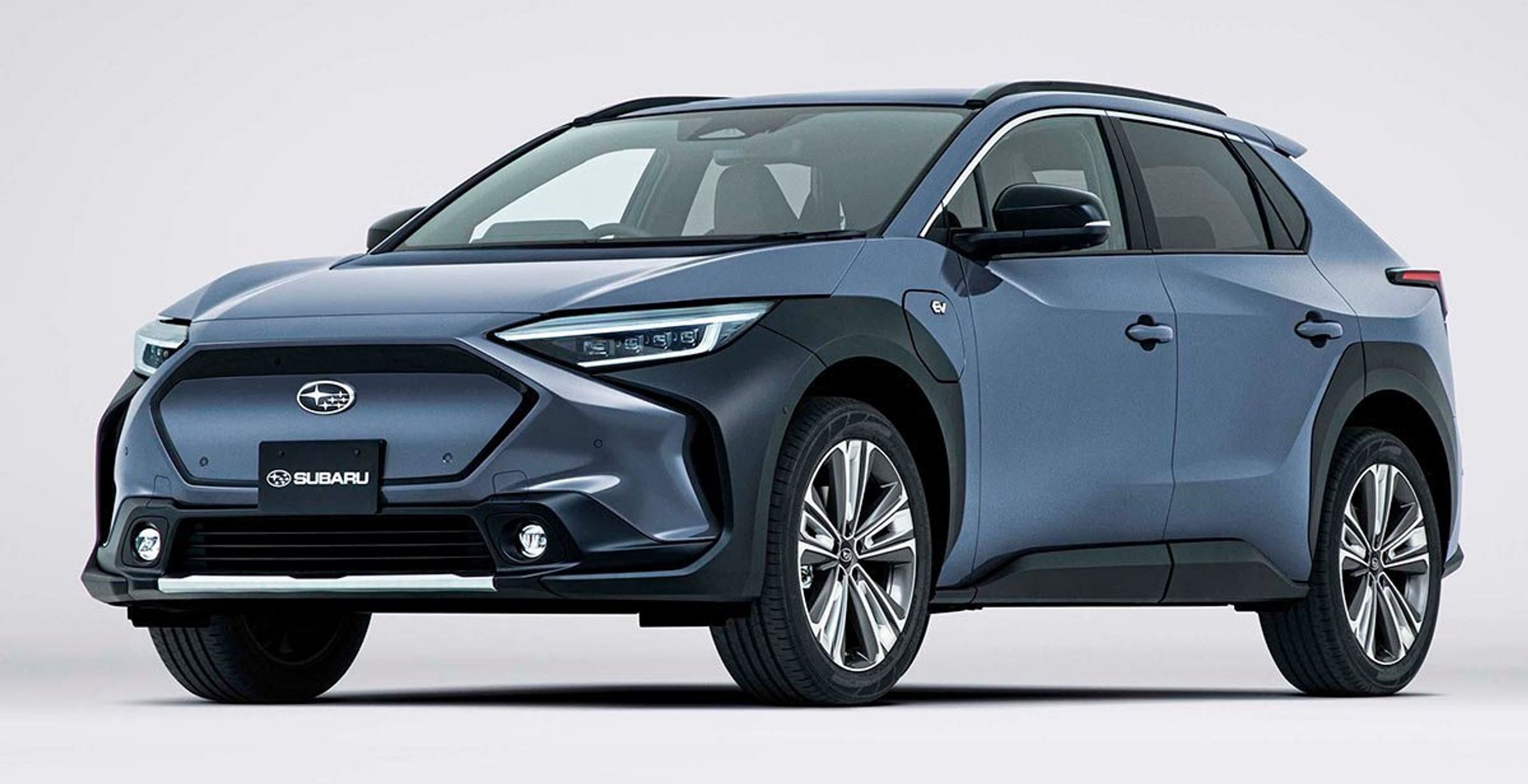 Subaru Solterra har tilsyneladende helt samme karrosseri som Toyota BZ4X. Dog er fronten lidt anderledes - med en plade i stil med Volvos XC40 elektrisk.