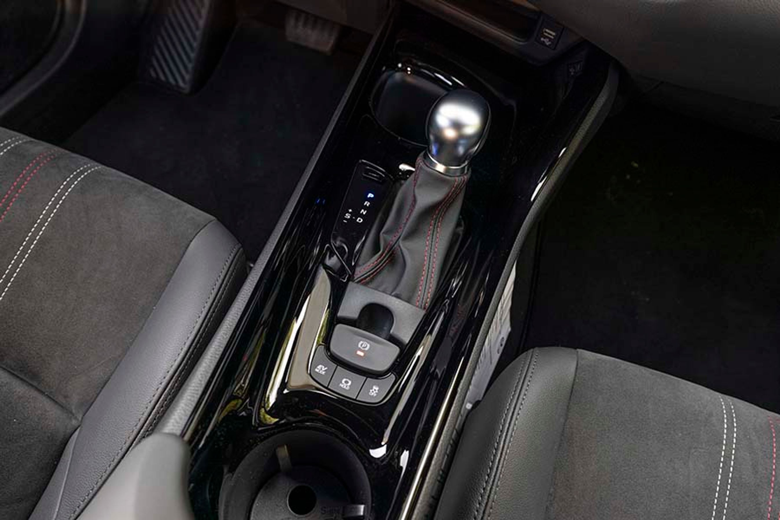 Der er automatgear i alle hybrid-udgaverne af C-HR, hvilket p.t. vil sige alle C-HR, der sælges i Danmark. Selve gearskiftet er af den gammeldags type, der ikke automatisk går i ”P”, når du slukker bilen.