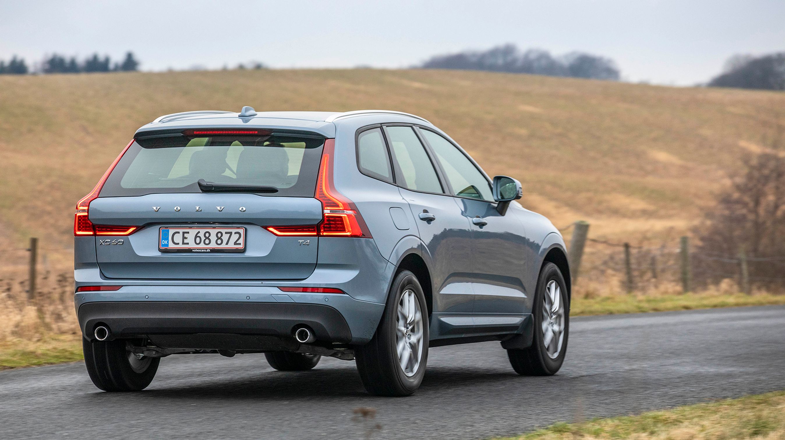 Bagenden præges af de typiske lodrette Volvo-baglygter, der gør det let at genkende bilen i trafikken. T4 er en kode, hvor T står for benzinmotor, og fire-tallet henfører til motorens ydelsestrin, her er det med 190 hk.