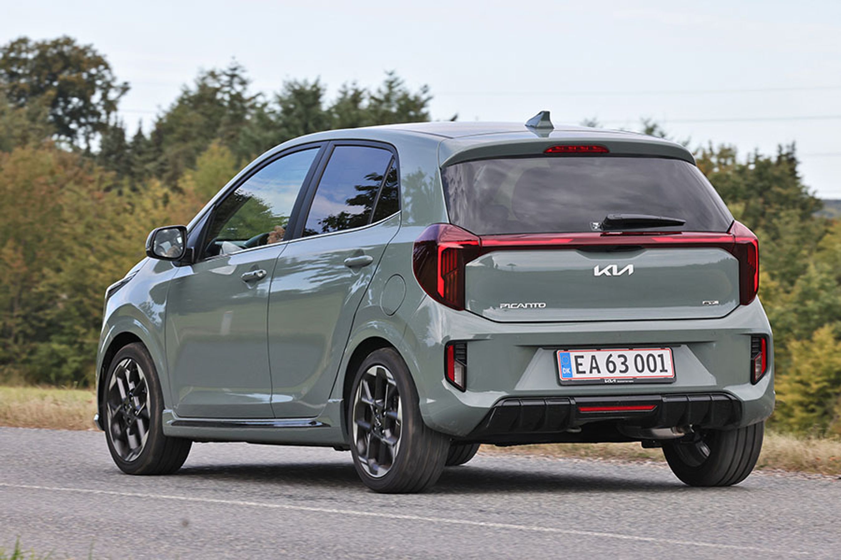 Kia Picanto set bagfra på landevej