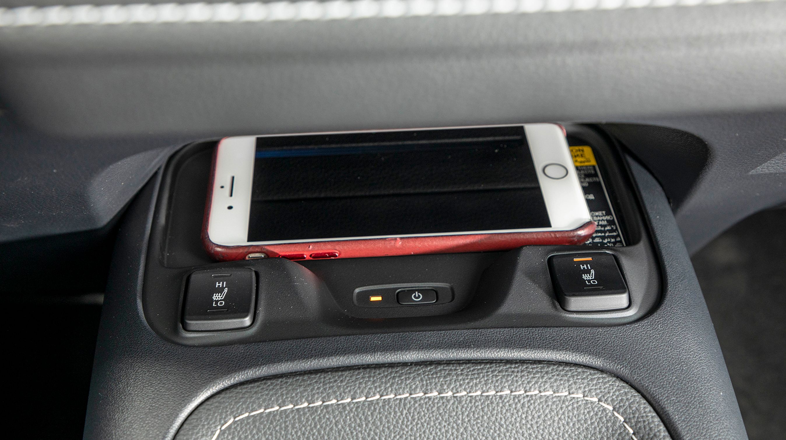 Testbilen havde trådløs opladning af mobilen, men selve hylden, som man skal lægge mobilen på, er godt gemt foran gearvælgeren. Smart-pakken, der indeholder en del mere udstyr, koster i øvrigt 18.000 kr.