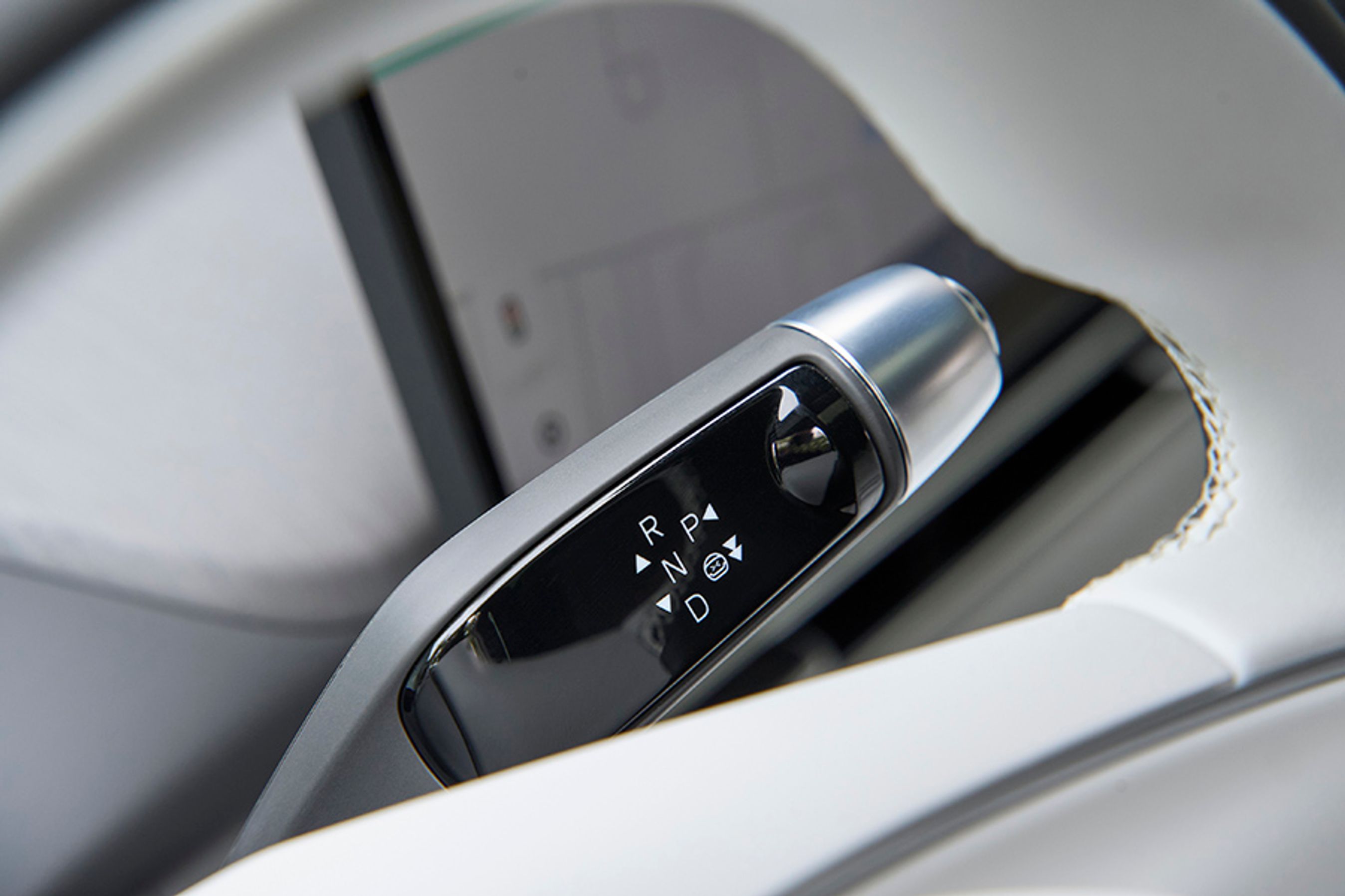 Gearvælgeren er nydesignet, men selve funktionen er uændret, så det er både herfra, man vælger kørselsretning, og man med to vip nedad aktiverer vognbaneassistenten.