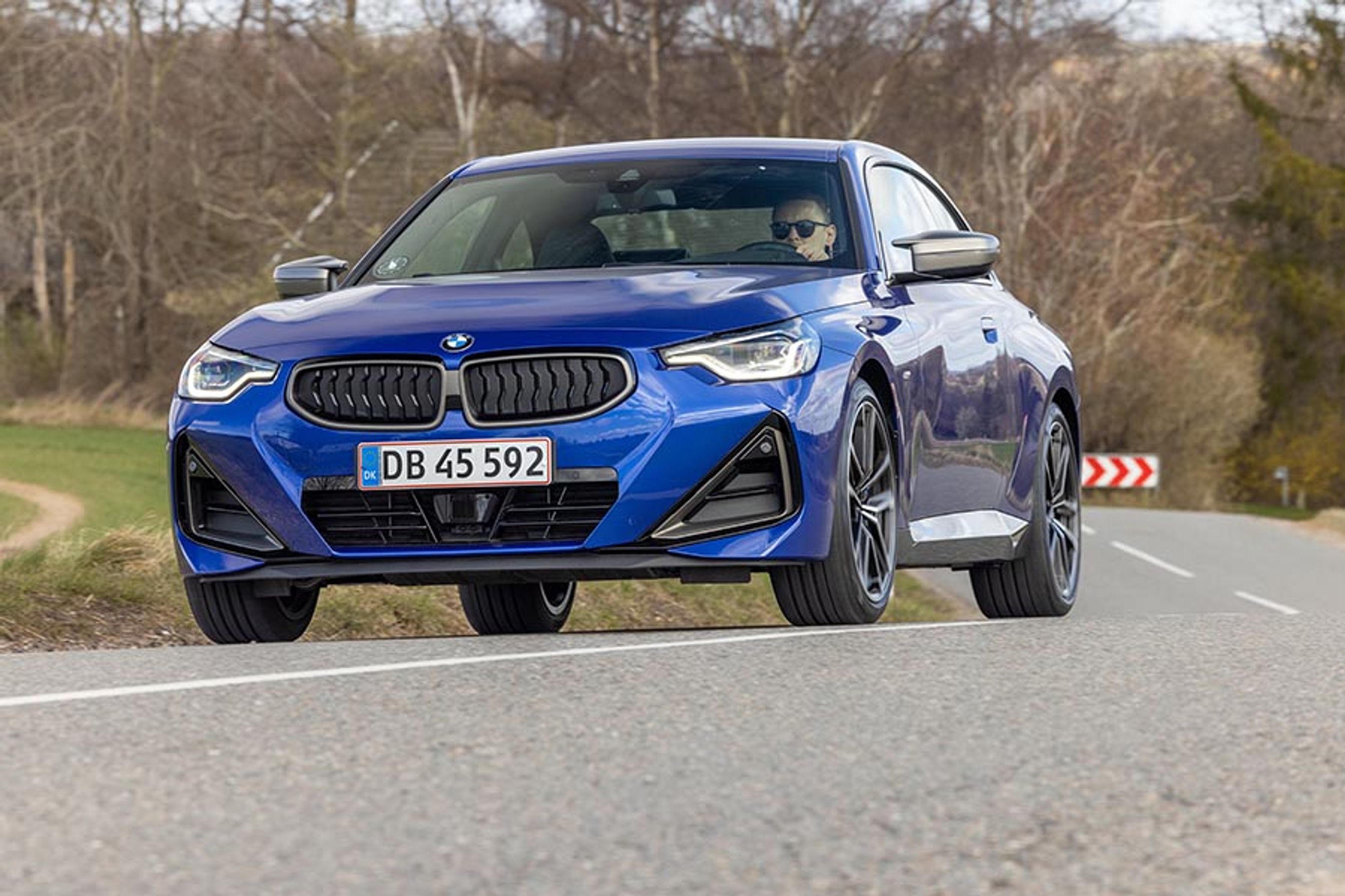 Køreglæden er i top i BMW M240i. Den fås kun med firehjulstræk, men det er ikke noget man mærker til på tør asfalt, og heldigvis føles den stadig adræt og ikke understyrende som nogle firehjulstrukne modeller. 