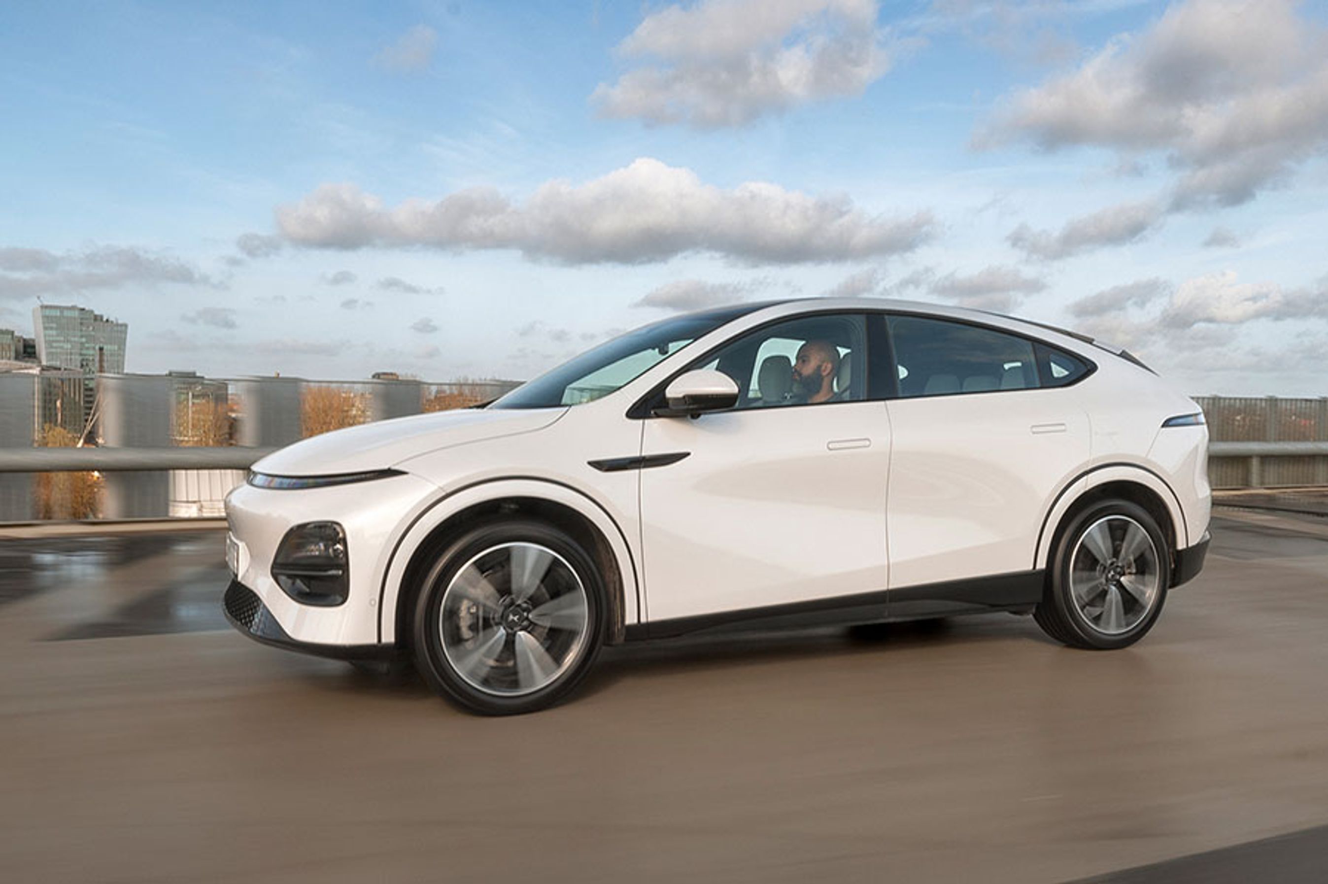 Xpeng G6 er første model på den nye SEPA 2.0-platform, der bl.a. omfatter brug af sprøjtestøbt undervogn og 800-Volt-teknologi. Bilen er fra starten konstrueret med det formål at skabe en bil, der er bedre end Tesla Model Y.