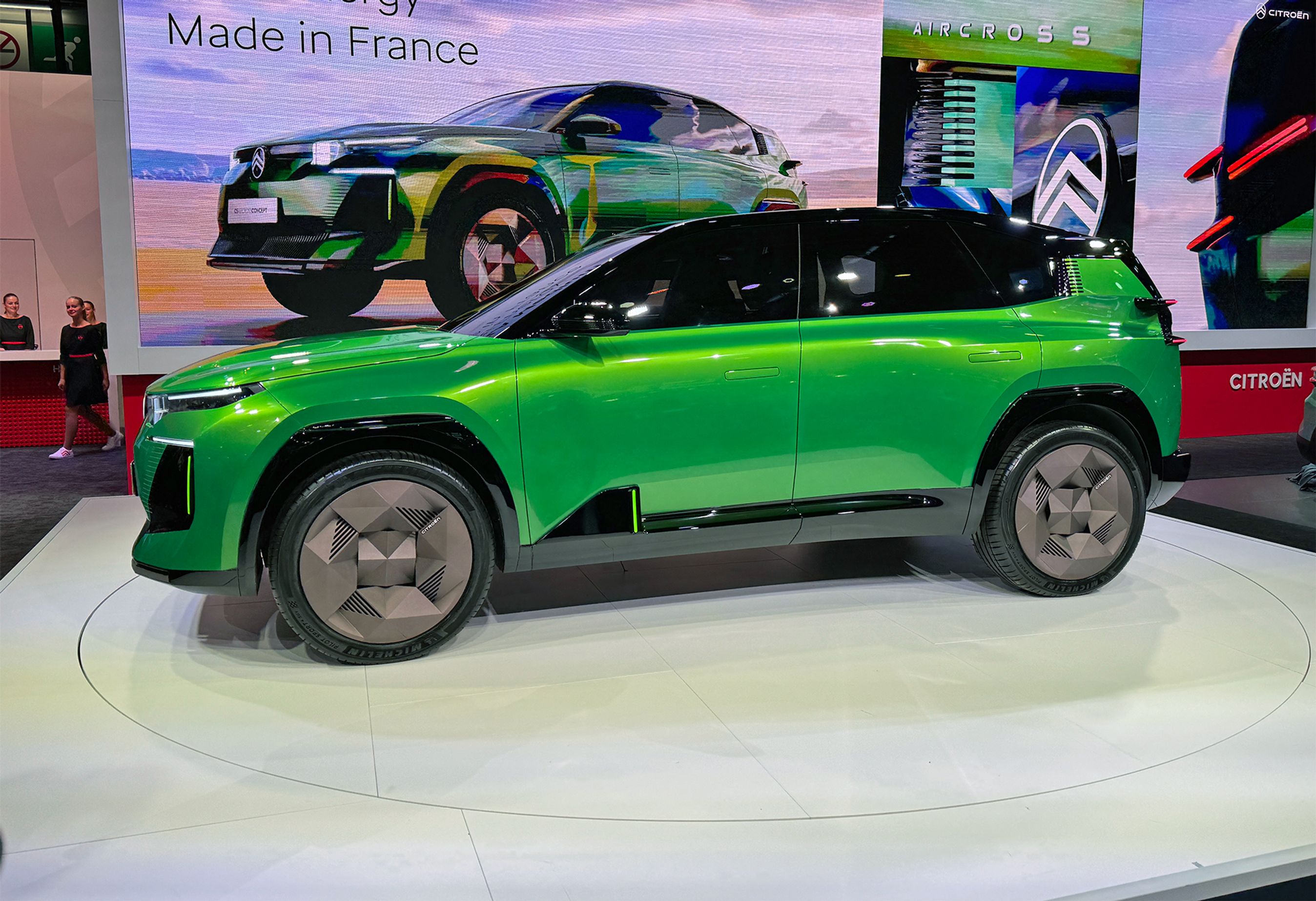 Grøn Citroën C5 Aircross i profil.