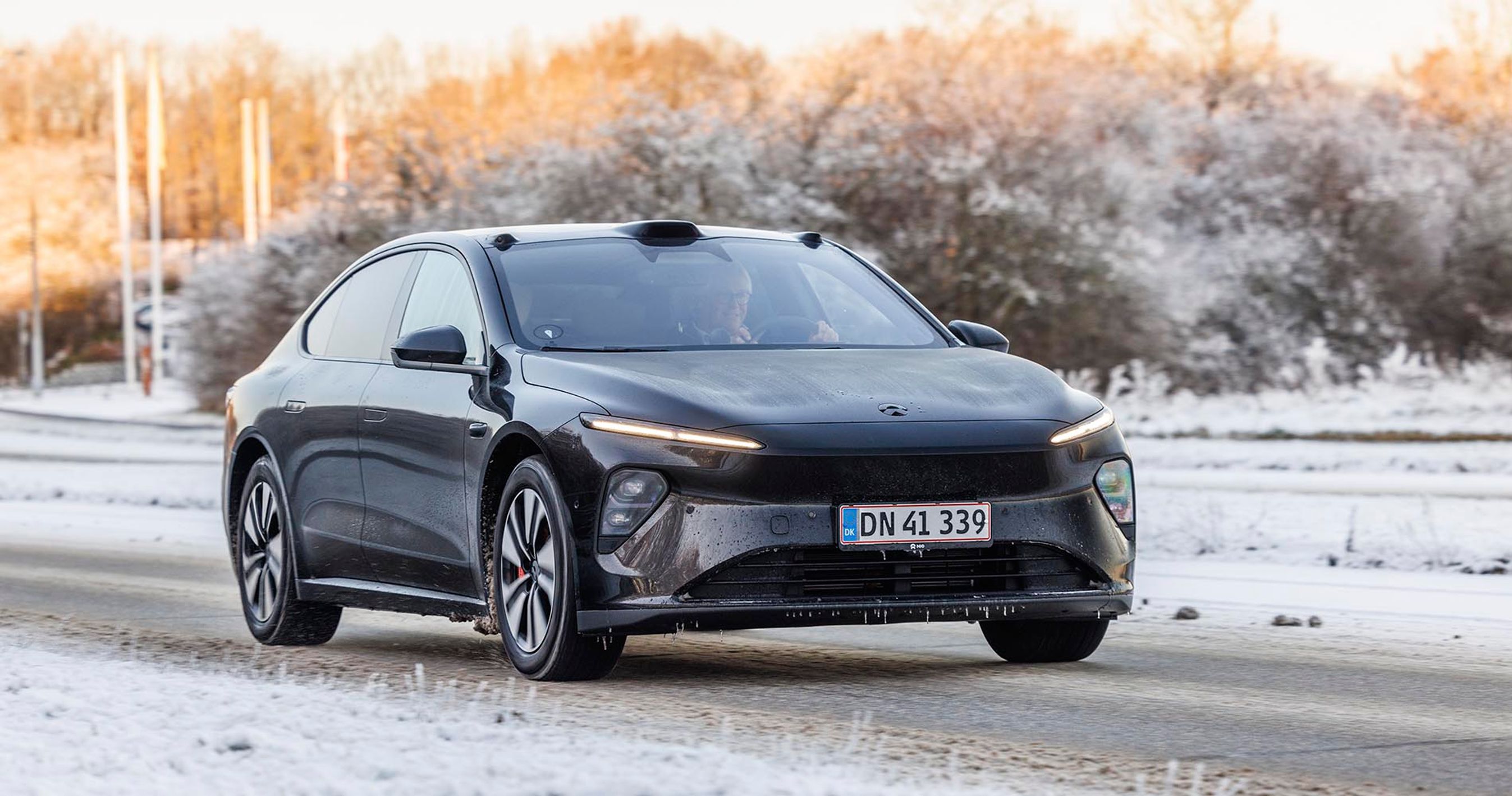 Elbilen Nio ET7 kører på vej med sne i baggrunden