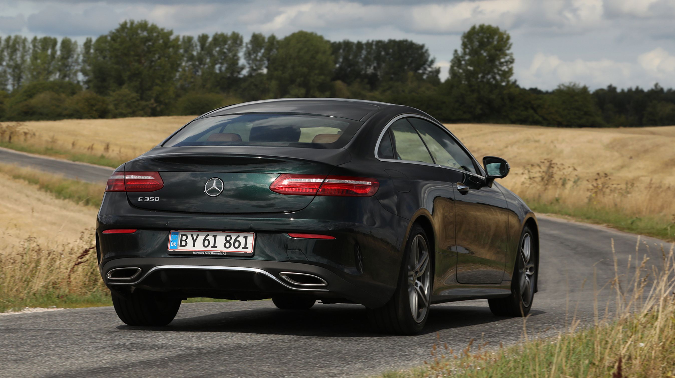 Bagenden er rund at se på, og den indbyggede spoiler i bagklappen giver bilen et karakteristisk design. Et tryk på stjernen åbner for bagklappen.