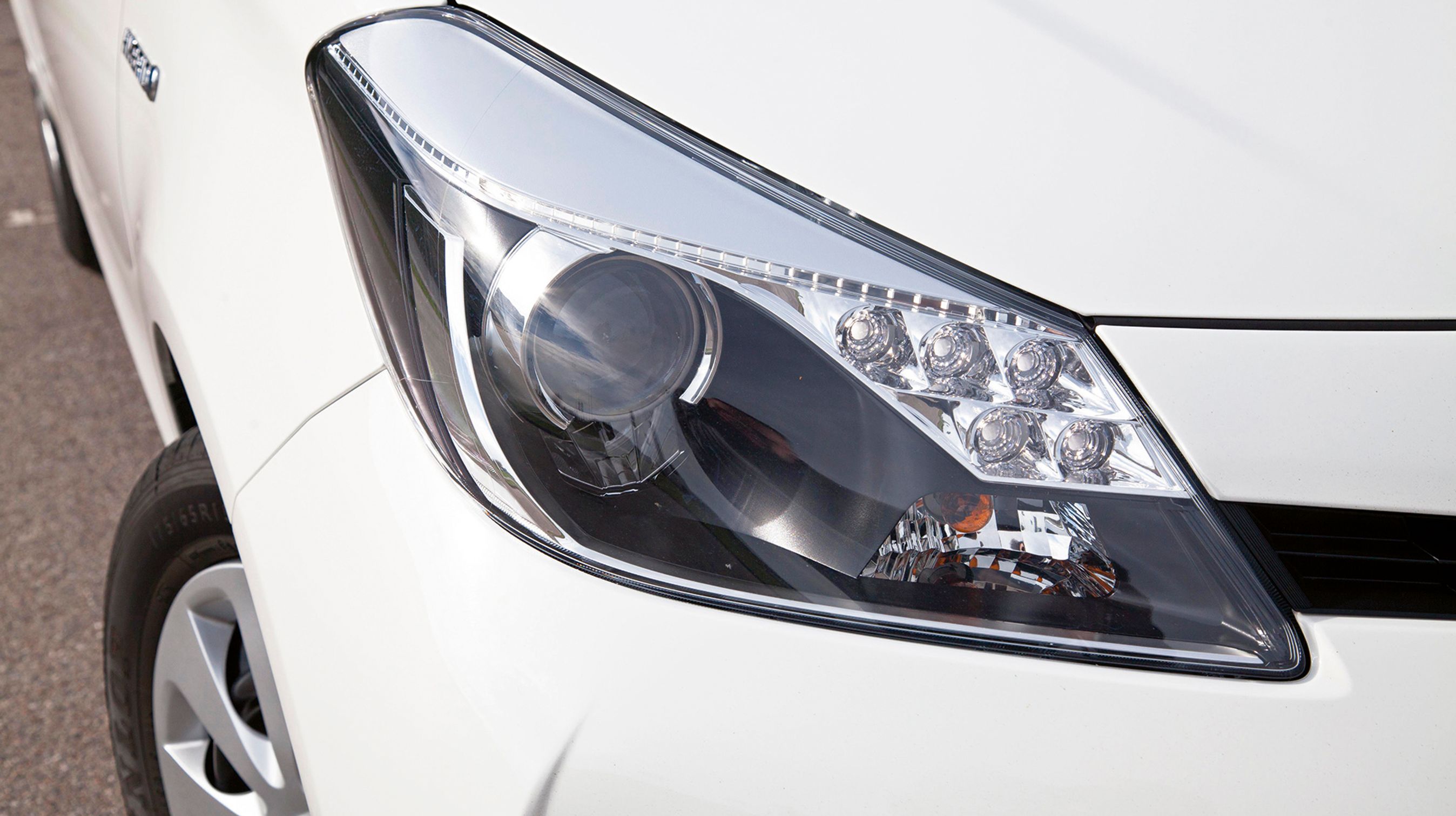 Hybridmodellen genkendes på de fem LED-pærer inde ved kølergrillen.