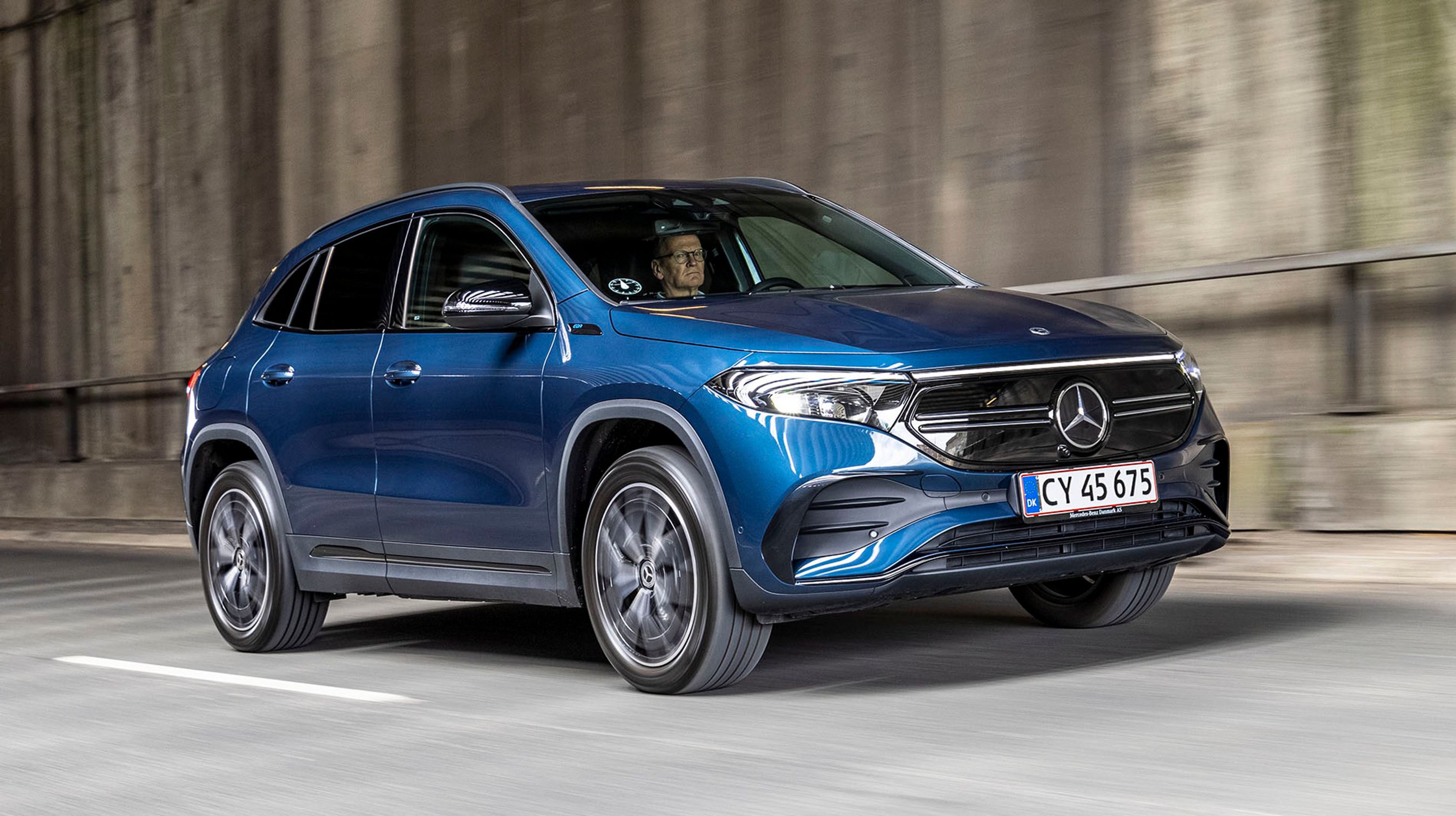 Mercedes-Benz EQA er den mindste elbil i familien, og er baseret på GLA-modellen. Den har forhjulstræk, og er ret højbenet at se på-