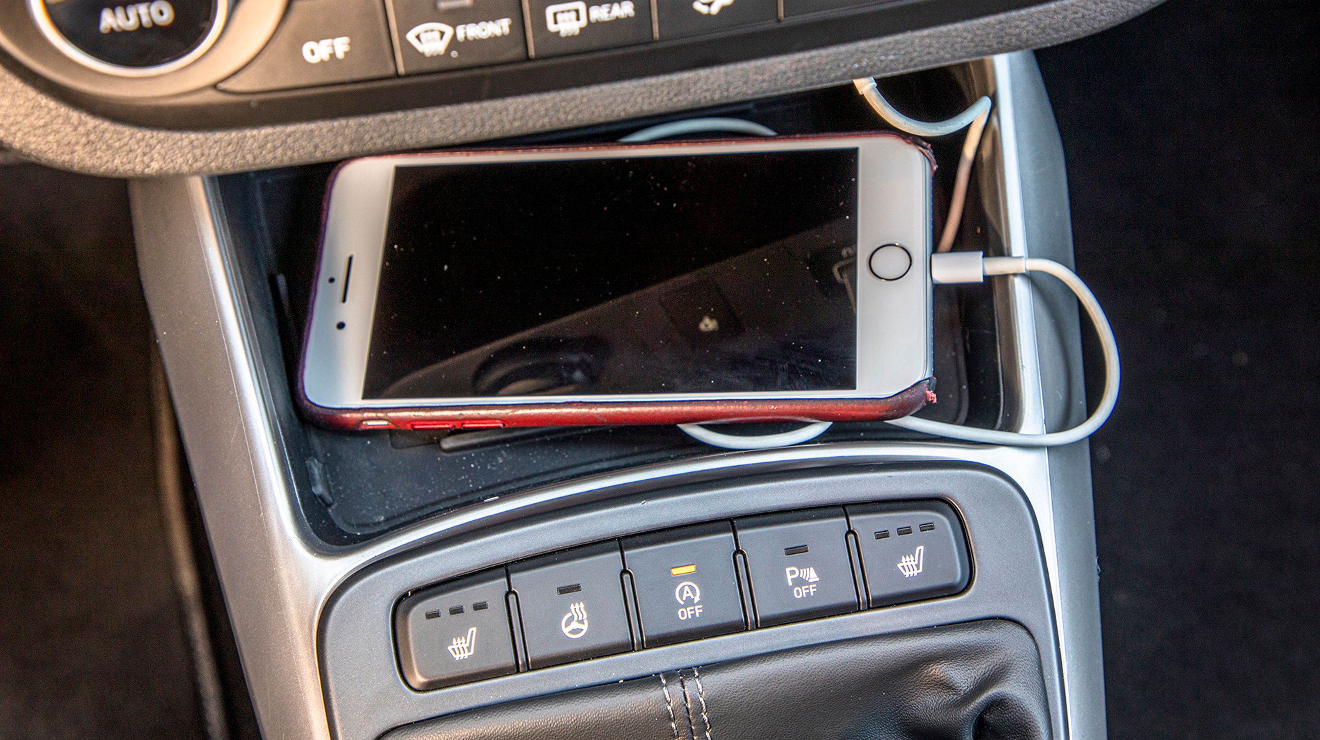 Trådløs opladning af mobilen kan tilkøbes for 2.995 kr.