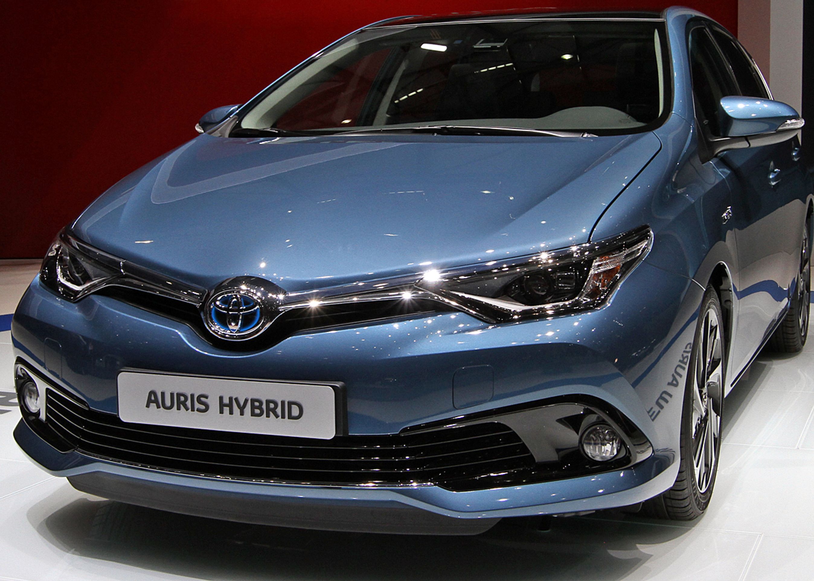 Også fortil er Auris forsøgt gjort visuelt bredere og lavere.Under motorhjelmen findes en ny 1.2 benzinturbo og 1.6 diesel.