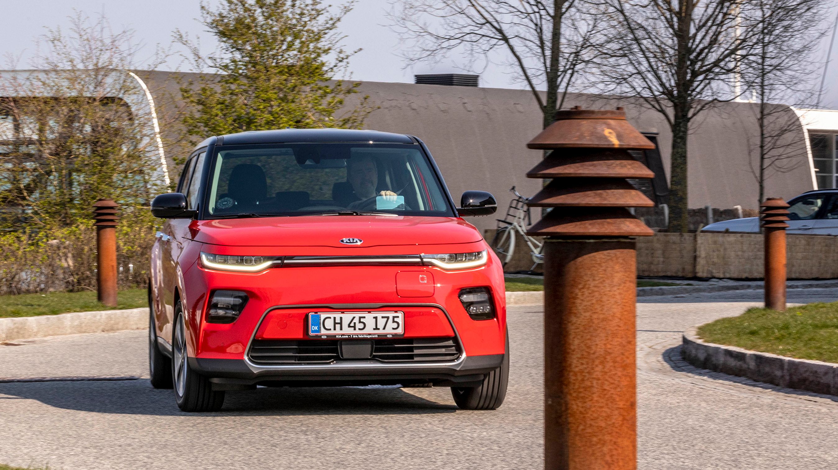 De flade forlygter understreger, at der er tale om en model med LED-lys. Ellers er designet meget kassevognsagtigt og nærmest tegnet med en lineal. Det har været Soul-dna fra første generation.