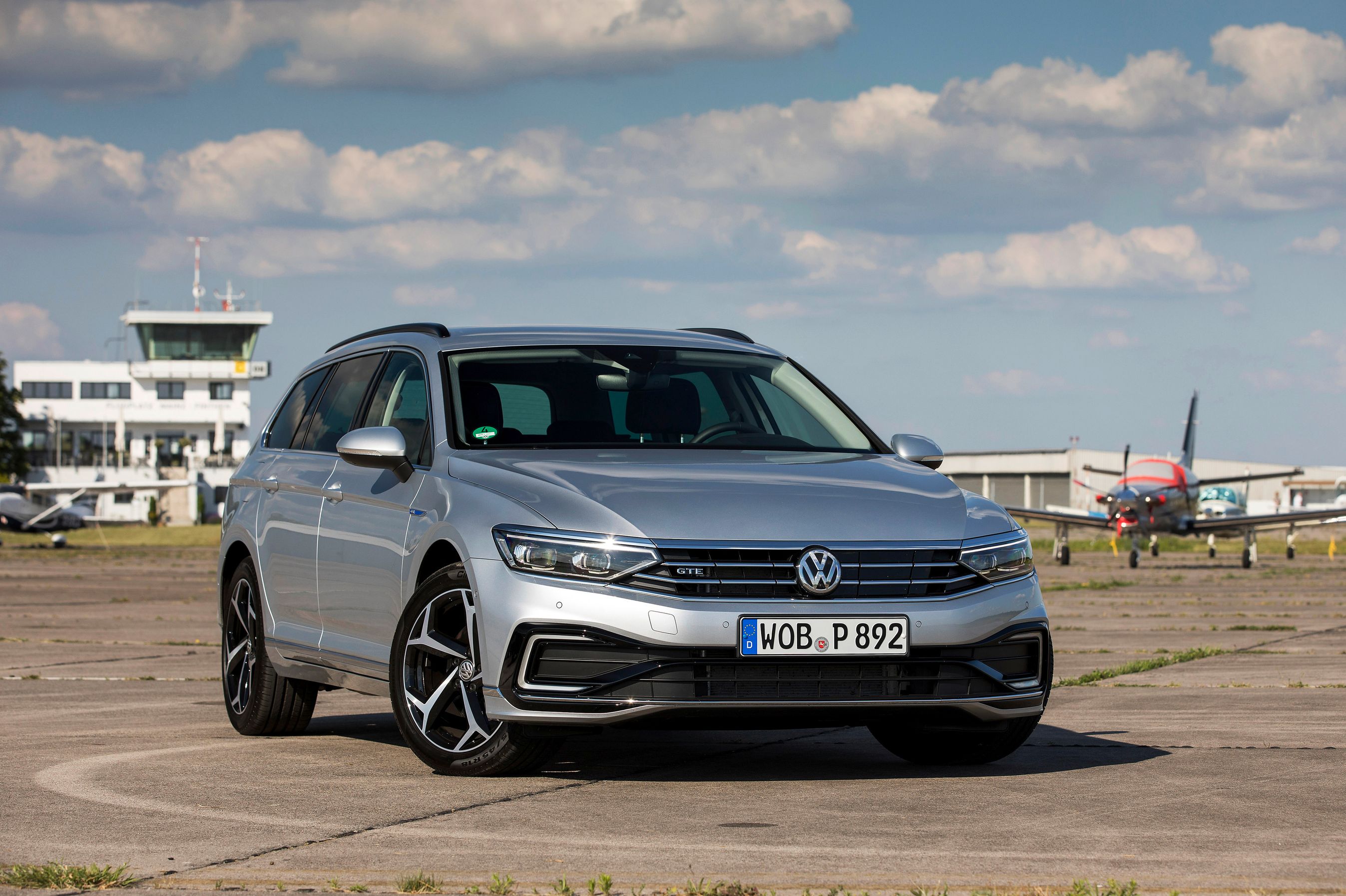 VW Passat fås med valg mellem en række benzin- og dieselmotorer og så denne GTE, der er en plugin-hybrid. En særlig business-udgave har bl.a LED-forlygter som standard.