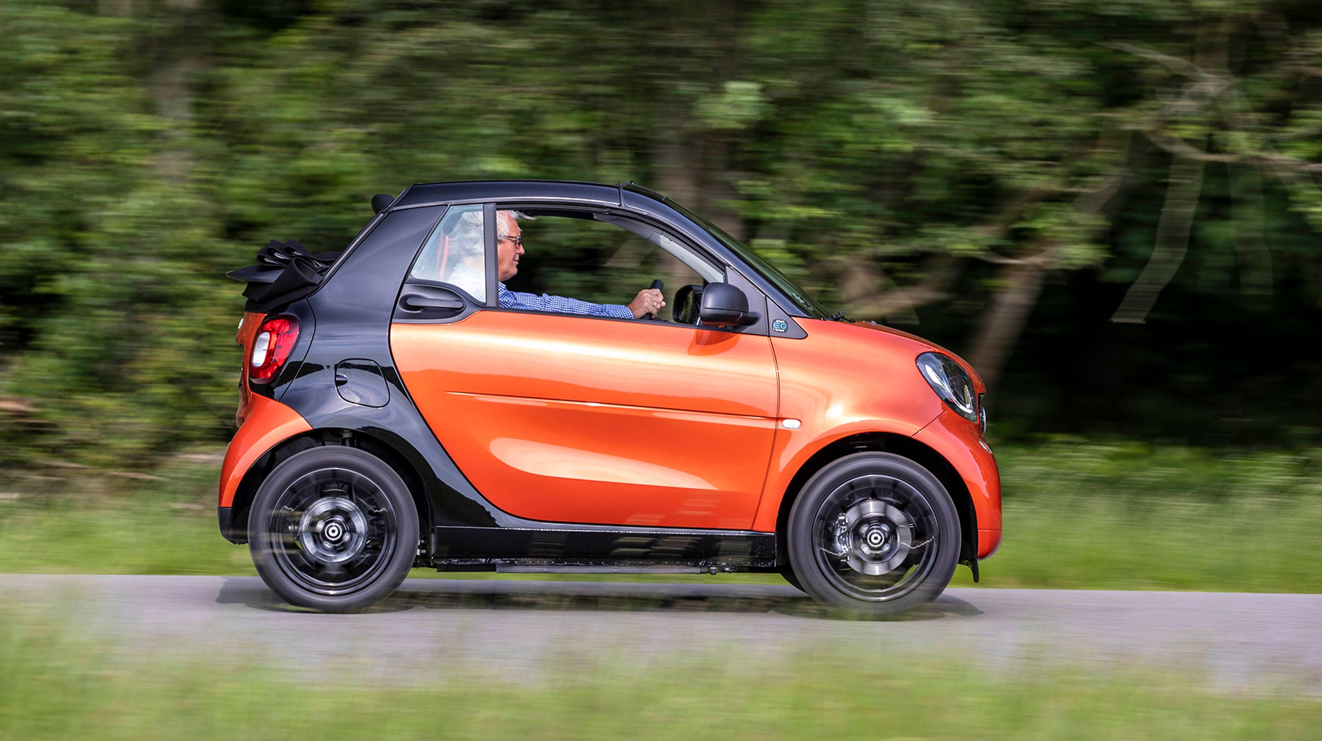 Smart EQ fortwo Cabrio er en lille topersoners elbil, og er pt. Danmarks billigste af slagsen og eneste elbil med stoftag.