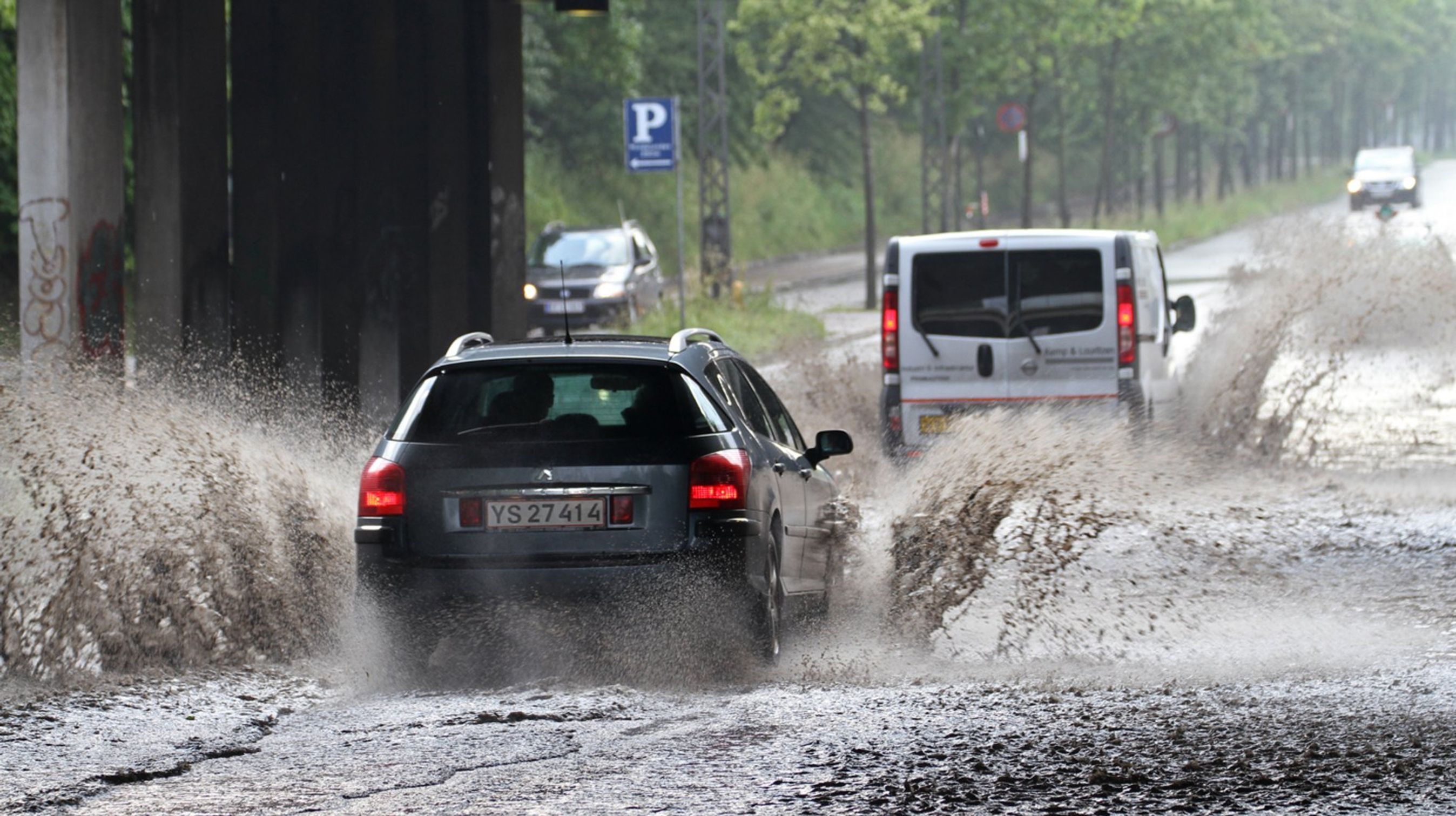 Biler i vand efter oversvømmelse eller regn
