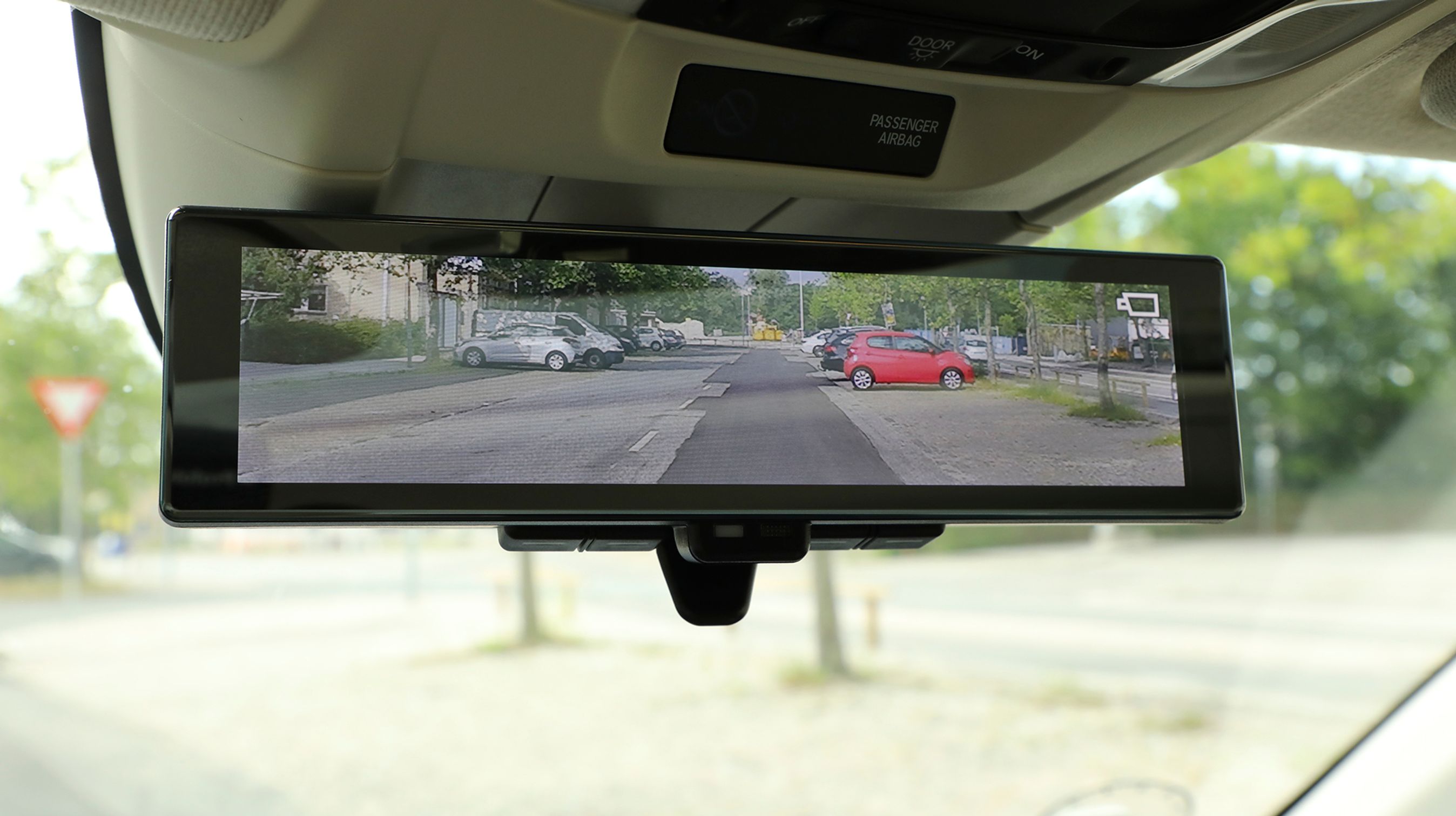 Det indvendige bakspejl kan fungere som en skærm, der viser billedet fra et bagudskuende kamera. Det kan også vippes til traditionel spejlfunktion.