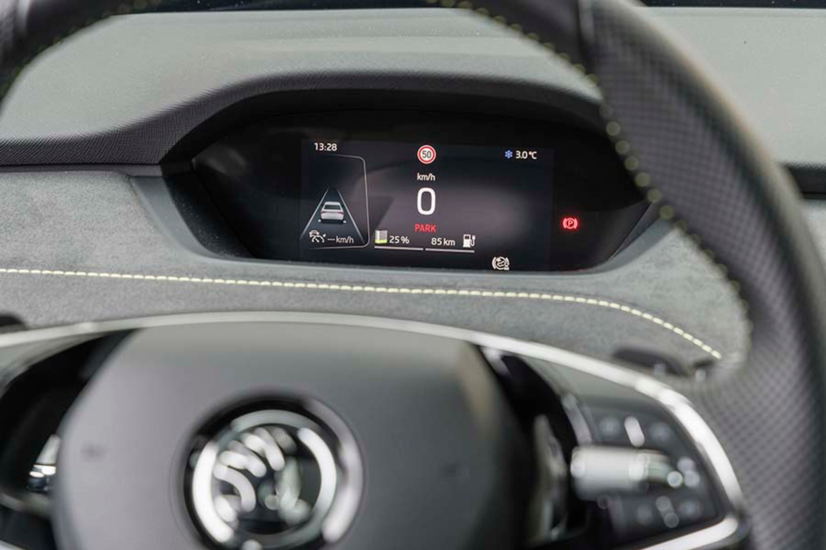 Testbilen havde ikke fået den samme visning, vi har set i nogle VW-modeller, hvor man også kan få en kørecomputer frem på instrumenterne. Men måske det kommer i en softwareopdatering. 