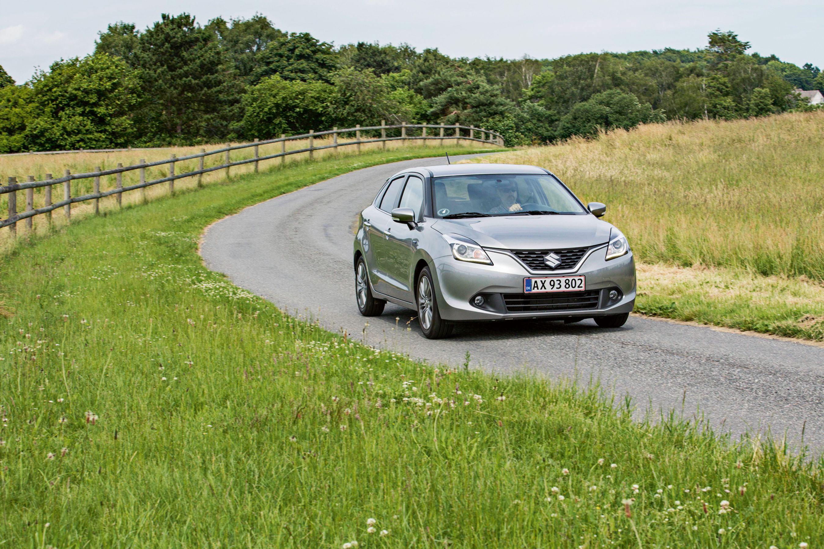 Suzuki Baleno set forfra på vej