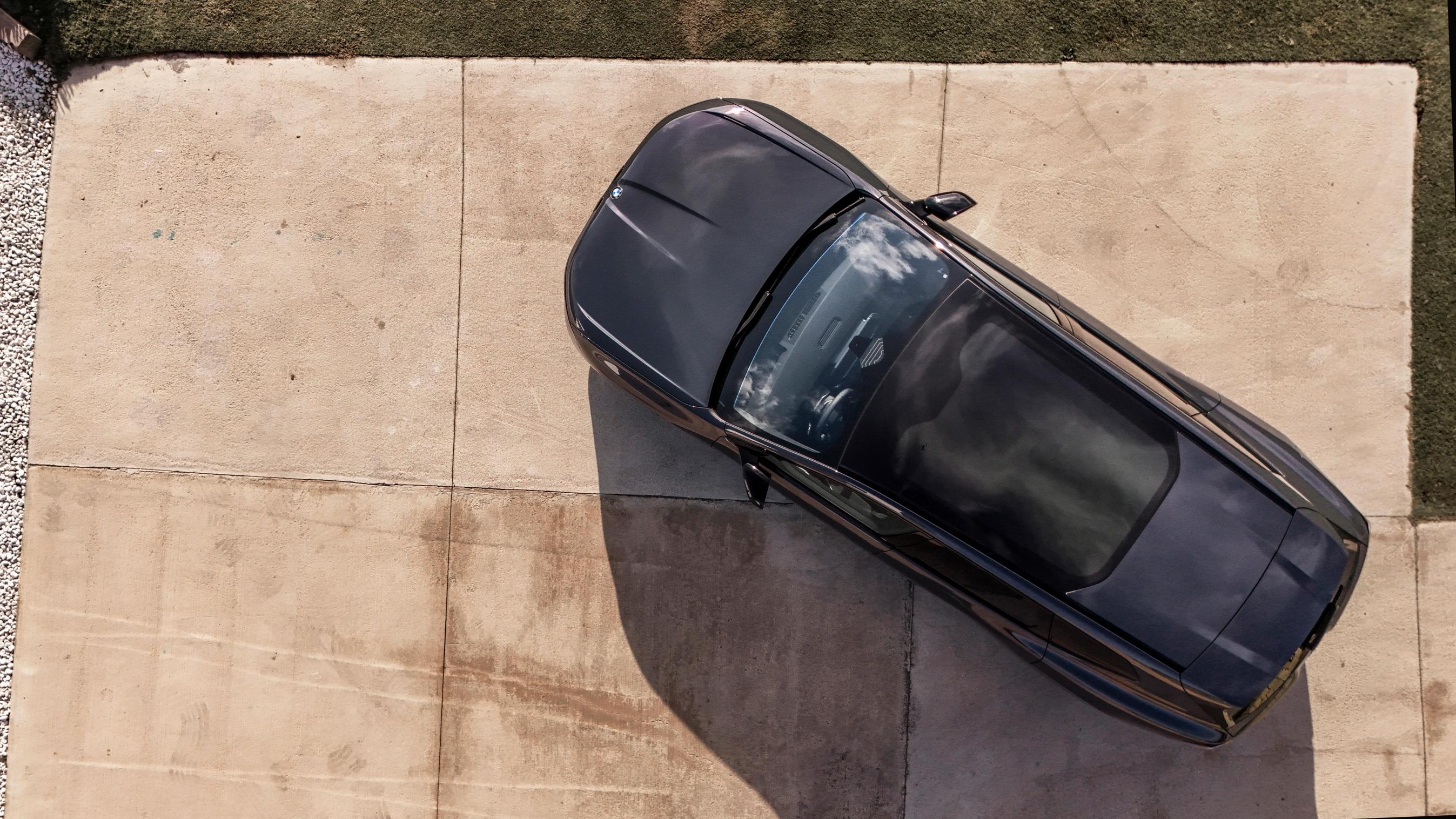 BMW iX3 set oppefra, så man kan se det store panoramasoltag