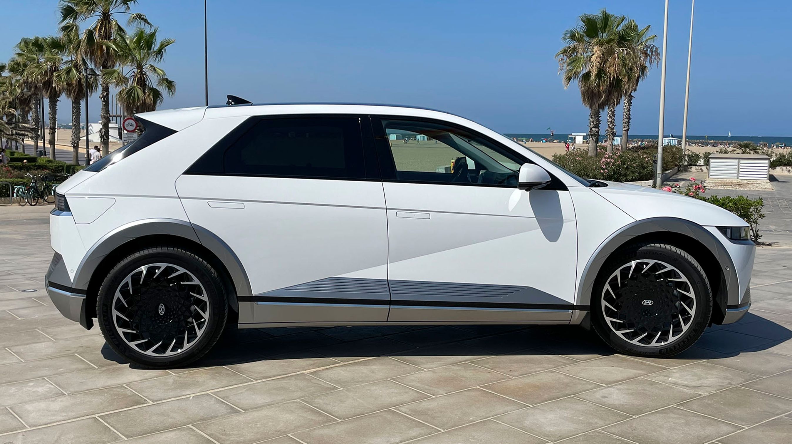 I profil fornemmes den enorme akselafstand. Den er på 3,00 m, 32 cm mere end på Hyundai Tucson.