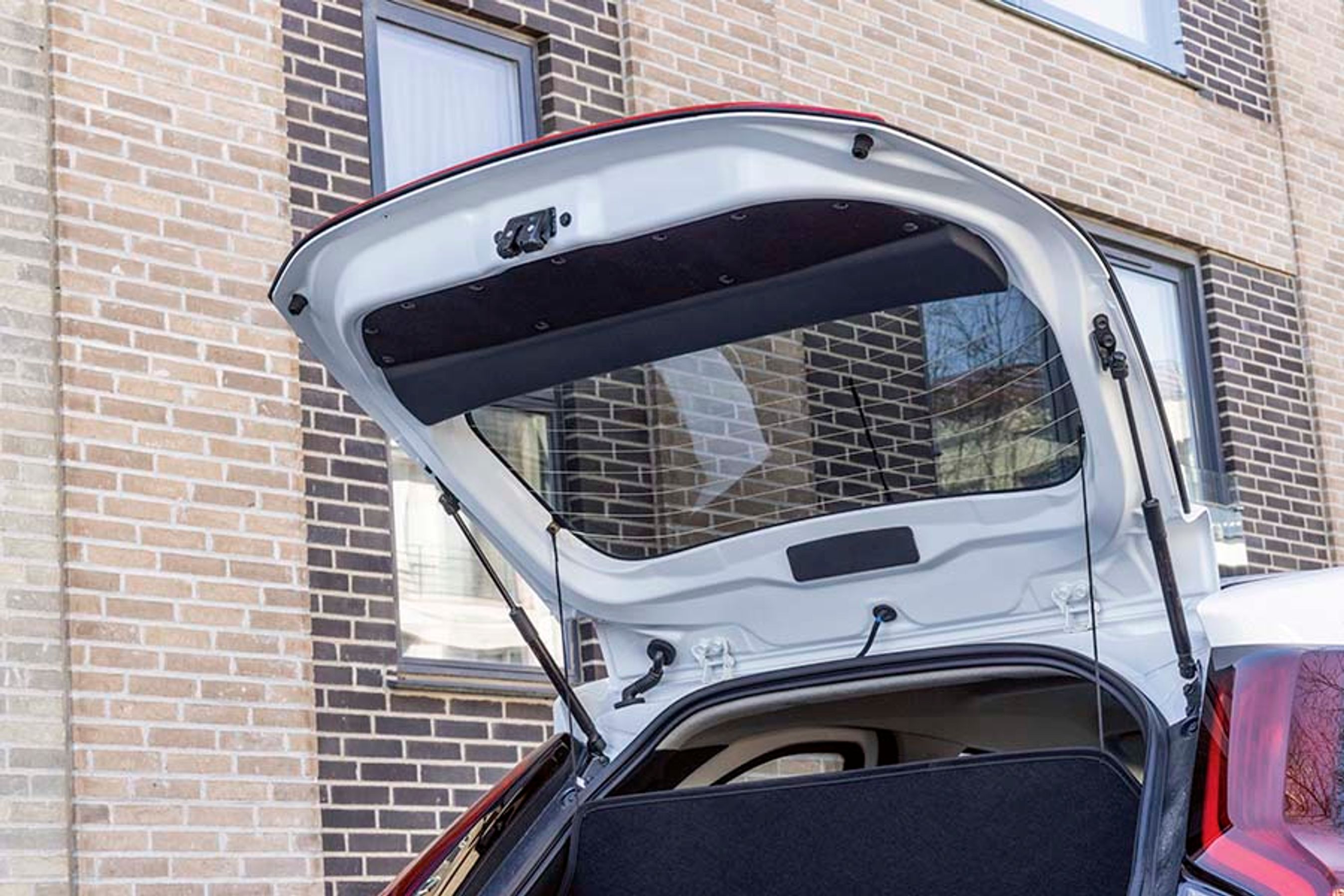 Bagklappen er udformet med en stålramme inderst, mens den udvendigt består af en stor glasdel, der går fra top til bund.