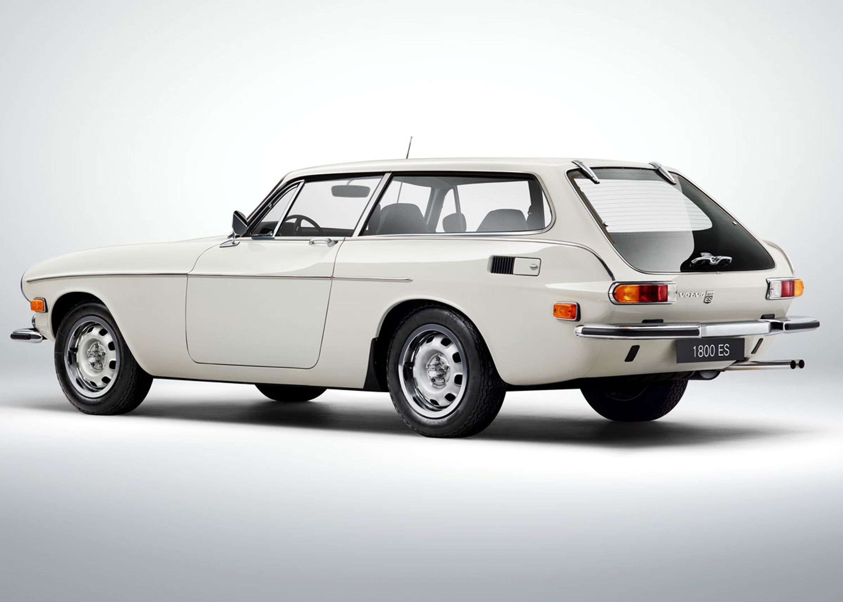 1800 ES fra 1971 var en opfriskning af 1800 sportscoupeen og blev kendt i Storbritannien som en shooting brake: en sportslig stationcar med plads til jagt- eller golfudstyr bagi. Den store bagrude havde beslag og greb sad direkte på glasset.