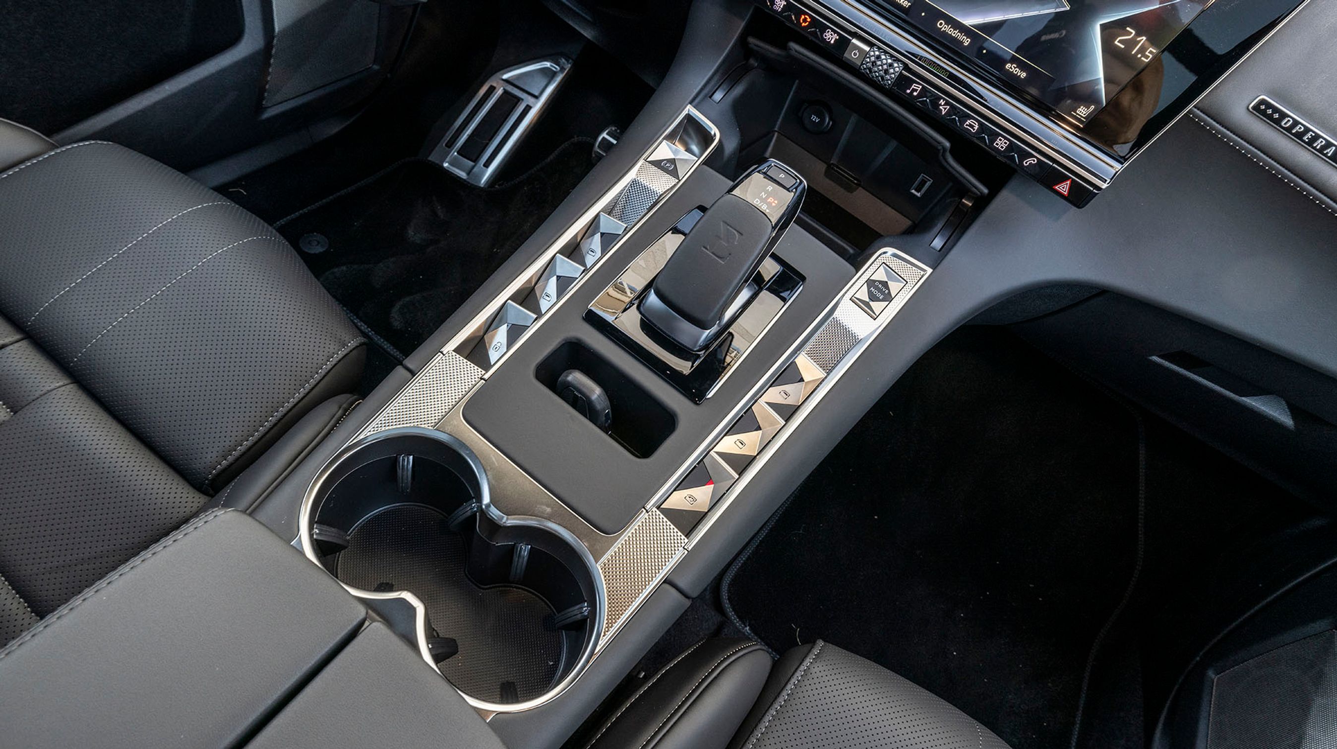 Rundt om gearstangen er der placeret en række flotte knapper, der bl.a. styrer elruderne.