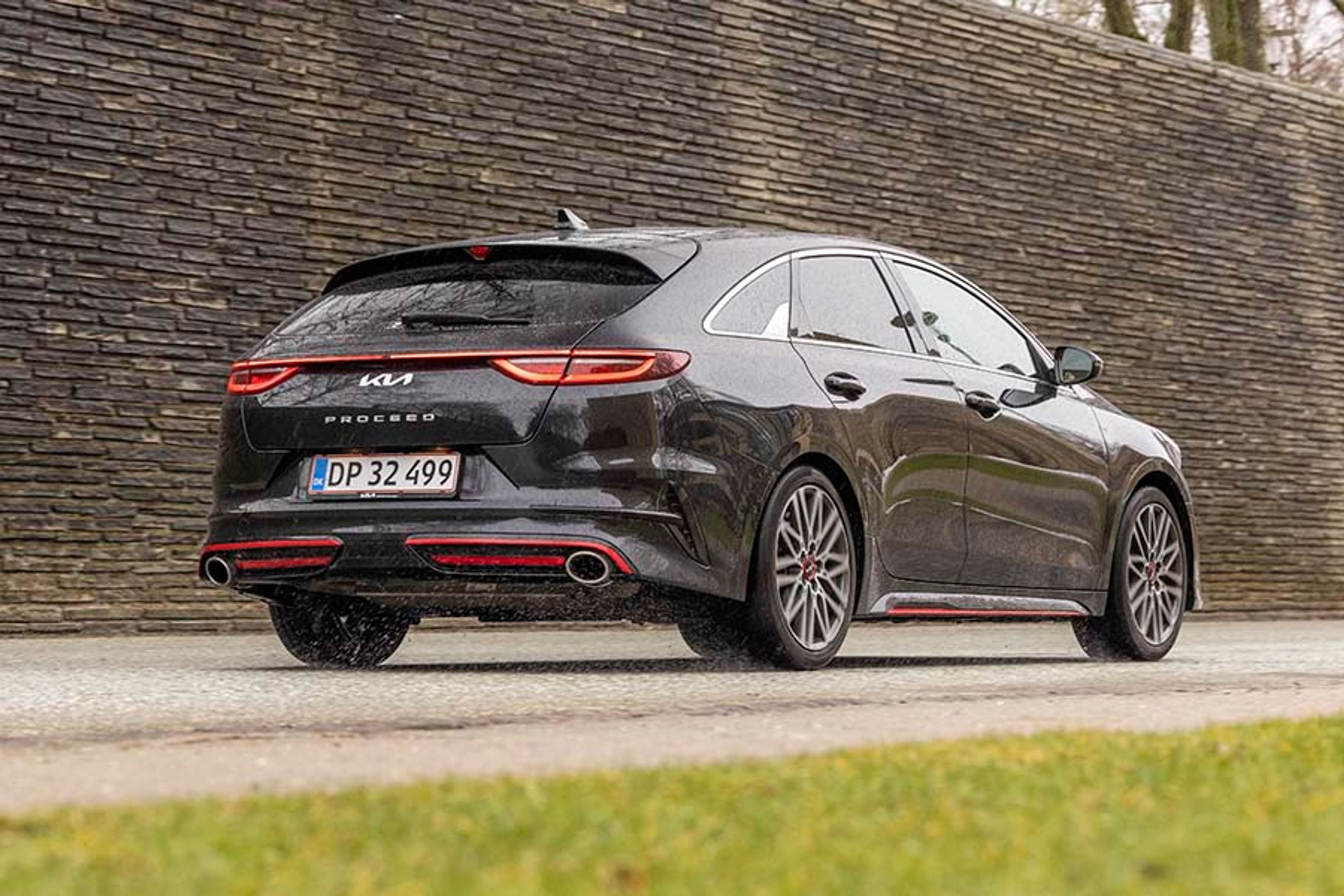Sort Kia Proceed GT set bagfra holder foran stenmur