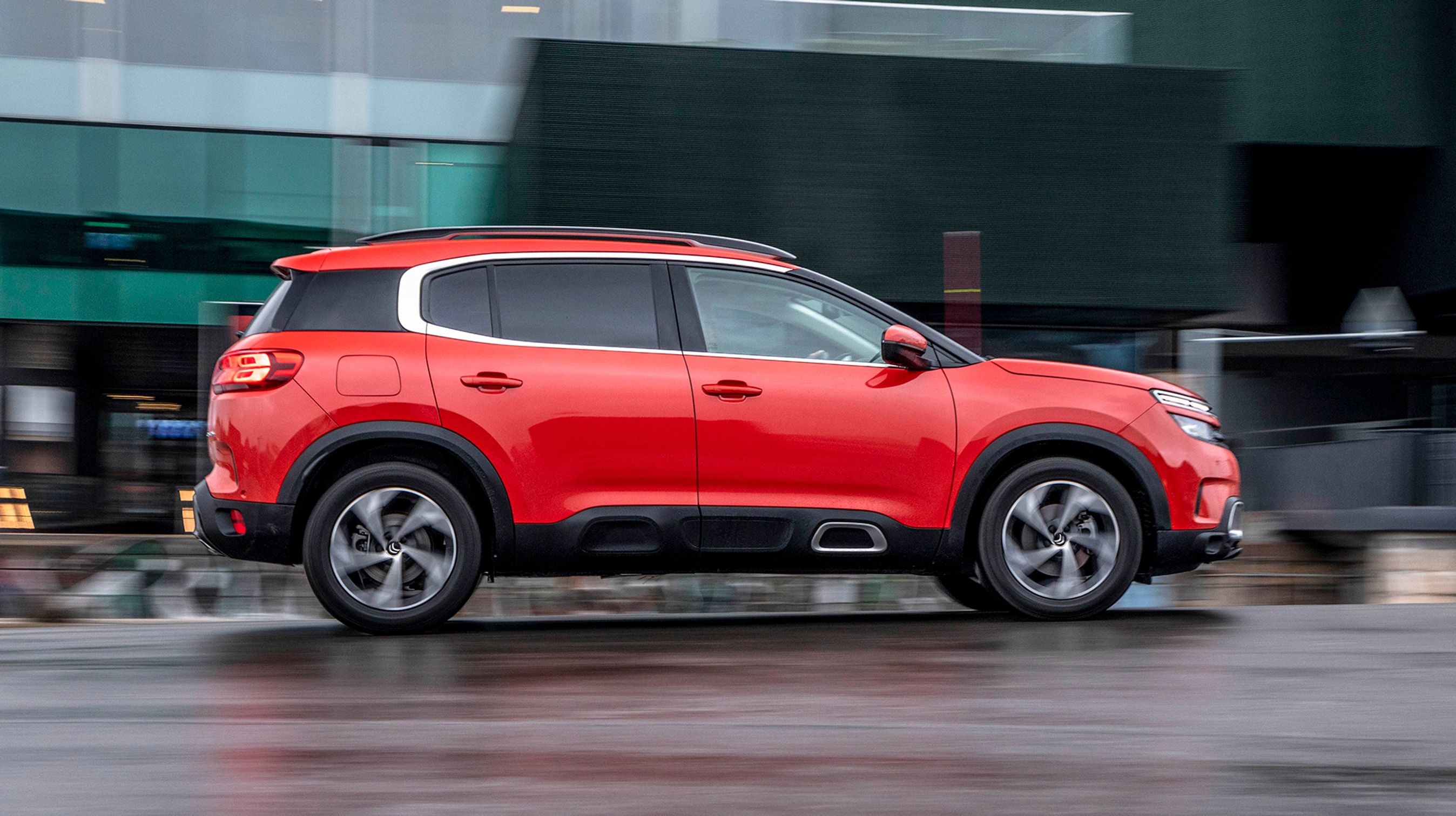 Skærmkanter af plast og langsgående plastpaneler giver indtryk af en firehjulstrækker. Men C5 Aircross trækker kun på forhjulene. Bemærk det sorte felt bag bagdørene – det er en rude, der øger udsynet indefra.