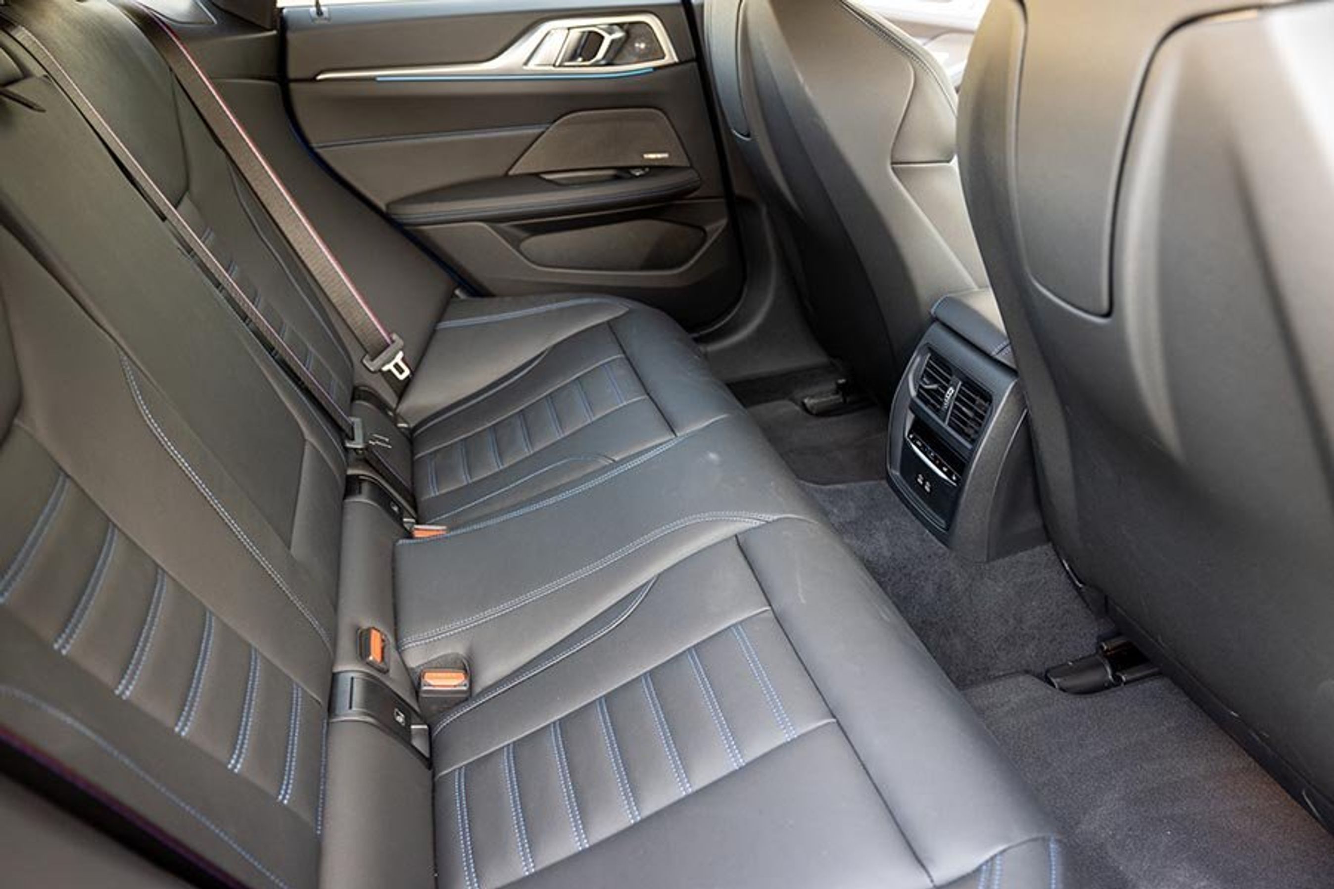 Bagsædet er stort set som i en almindelige 4-serie Gran Coupé, bl.a. med en stor kardantunnel som tager fodplads foran bagsædet.