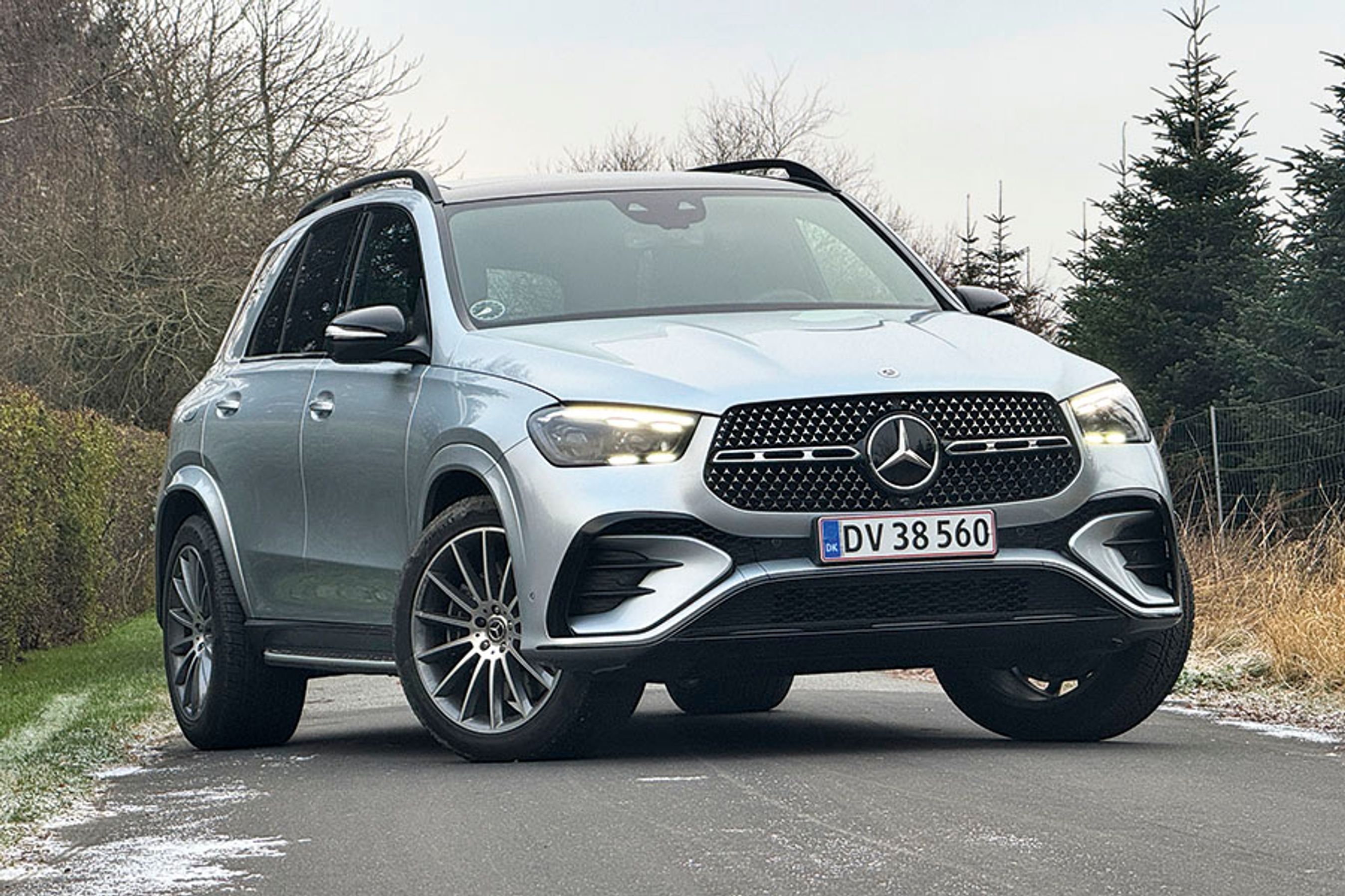 Den store Mercedes-Benz GLE har fået et nænsomt facelift med bl.a. en nydesignet front med dens store stjerne omgivet af en masse små glinsende Mercedes-stjerner.