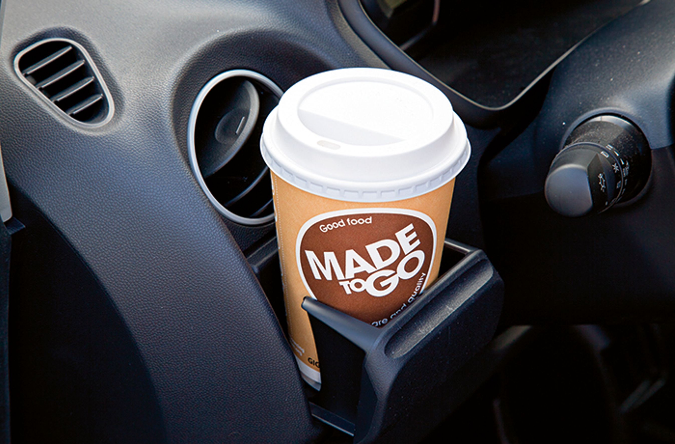 Der er kopholdere ved instrumentbordet.